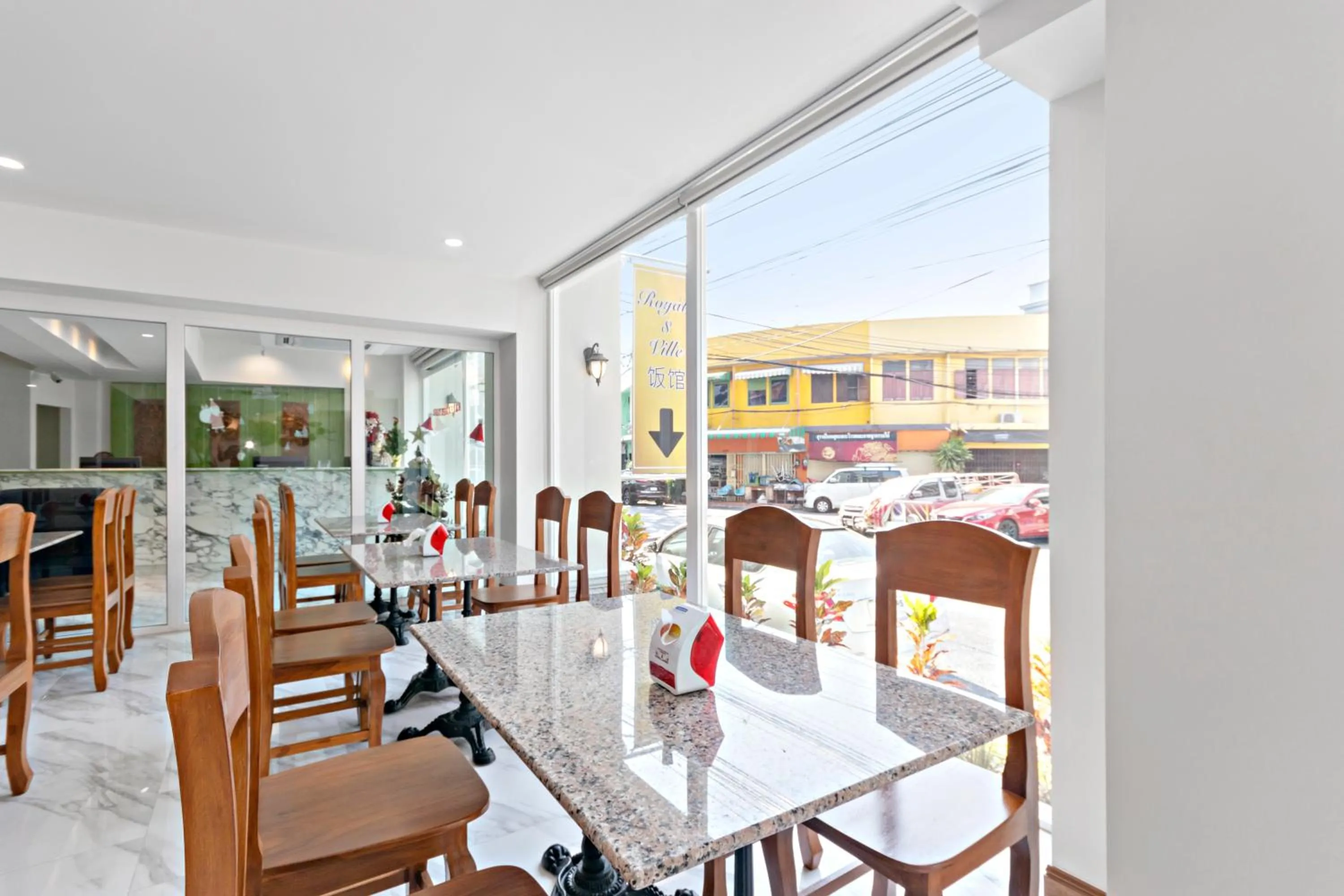 American breakfast in Royale 8 Ville Guest House