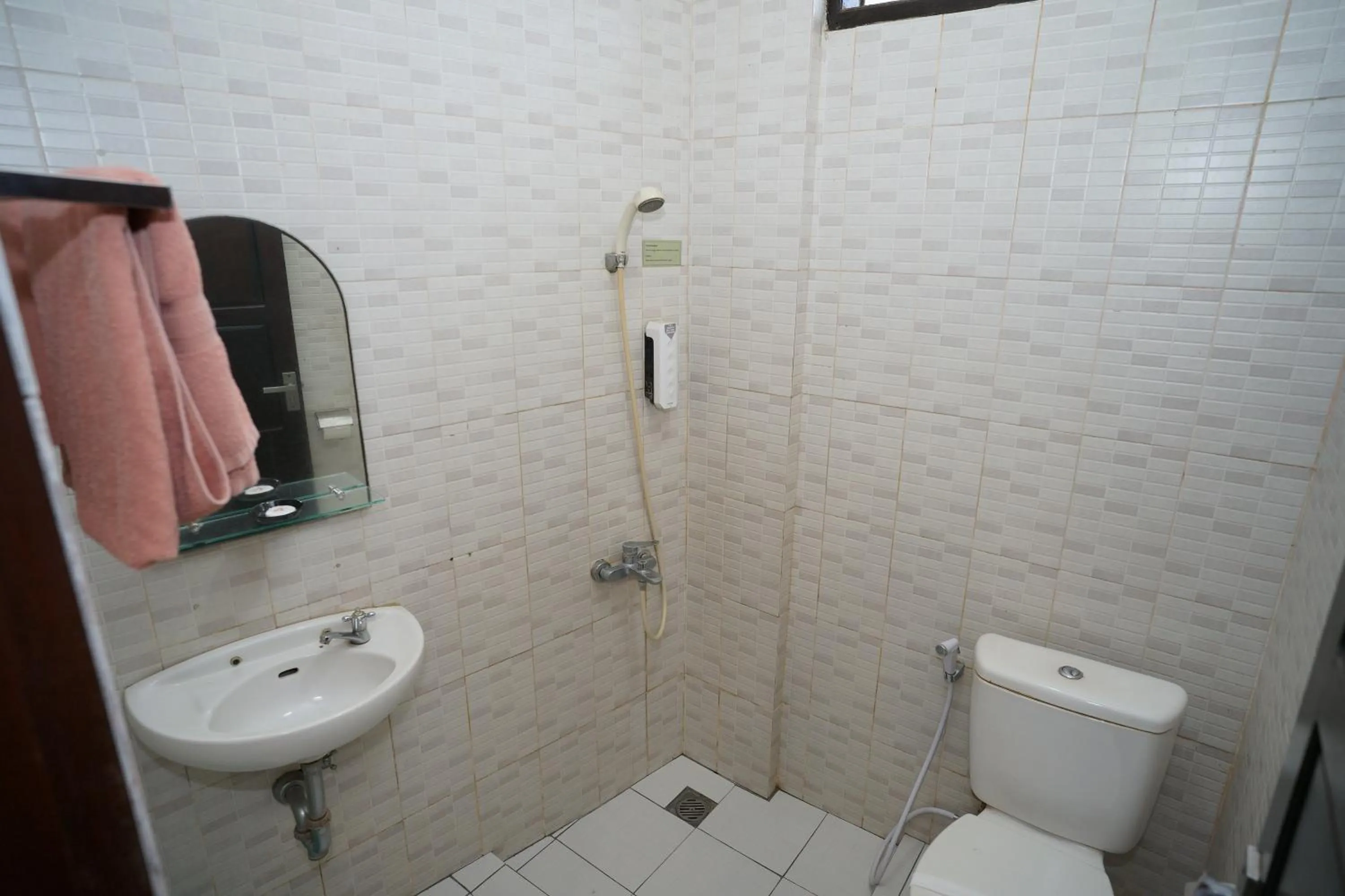 Shower in Hotel Puri Pangalengan