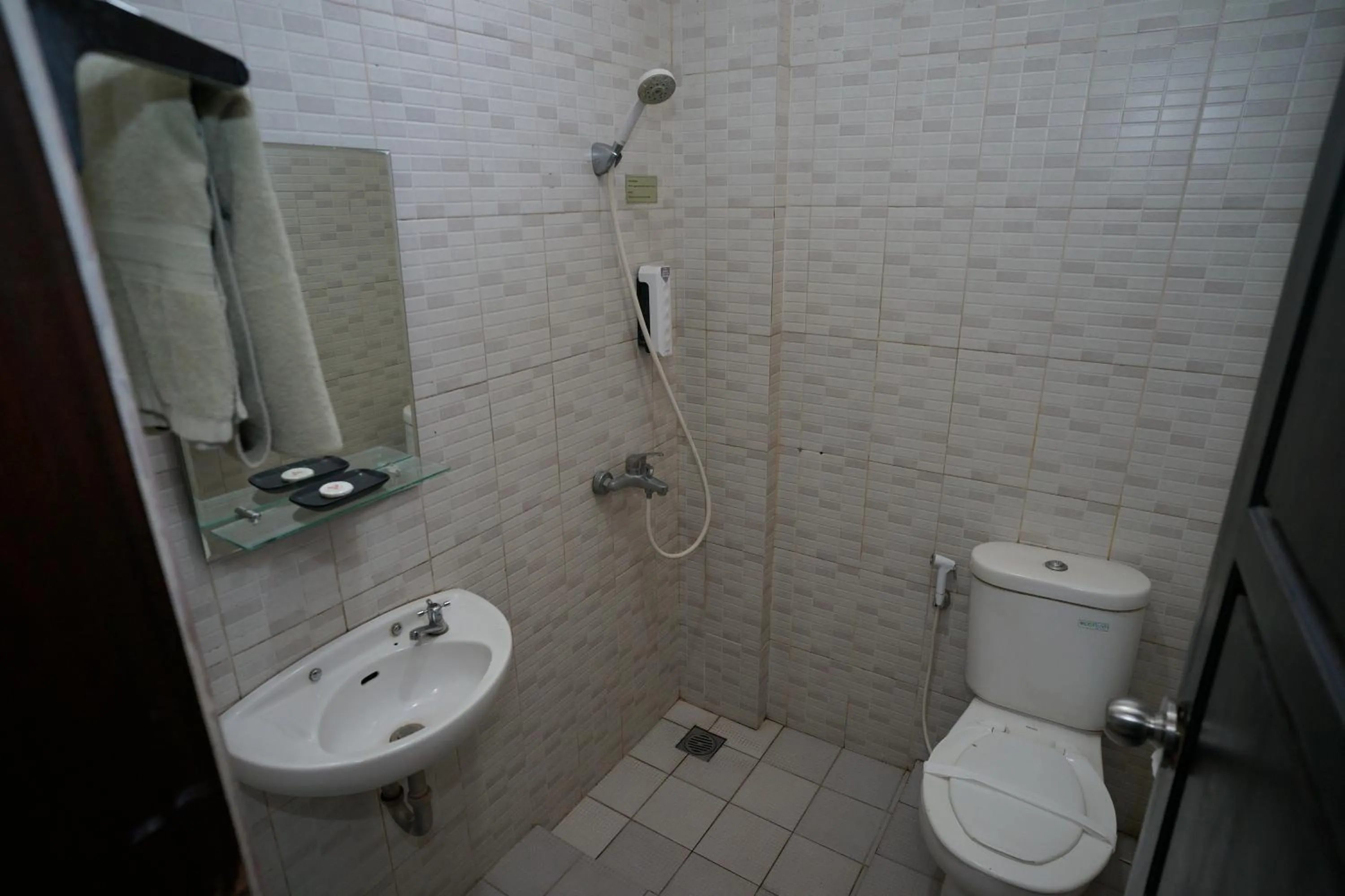 Shower in Hotel Puri Pangalengan