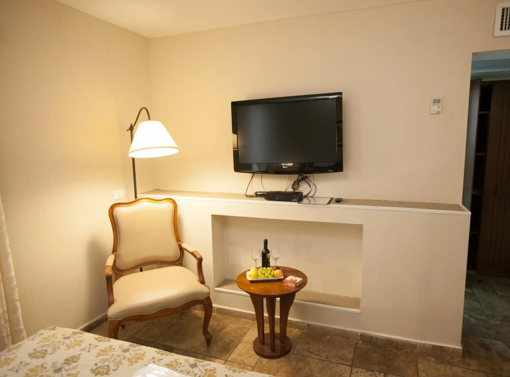 Living room, Bed in The Colony Hotel