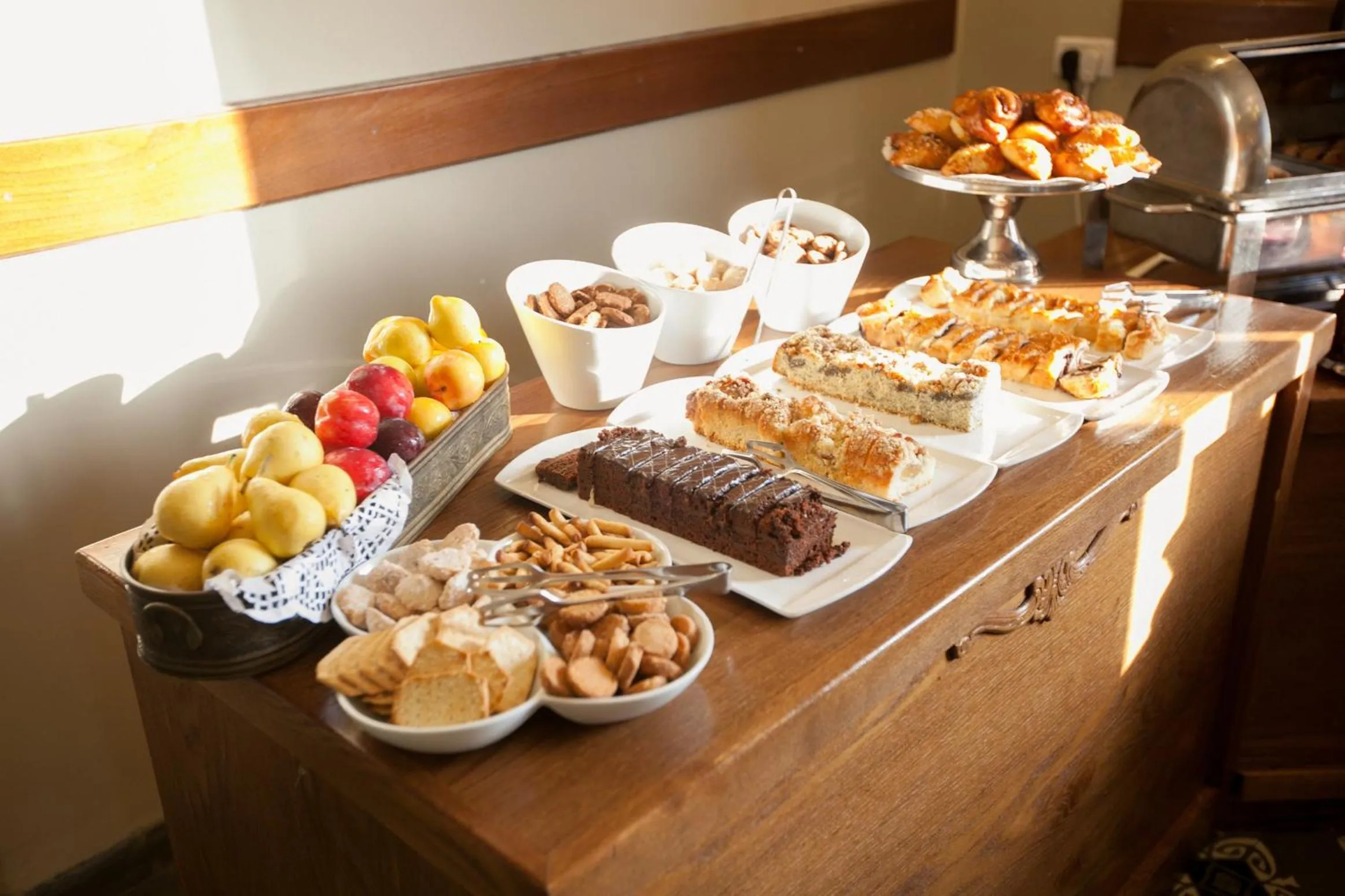 Buffet breakfast in The Colony Hotel