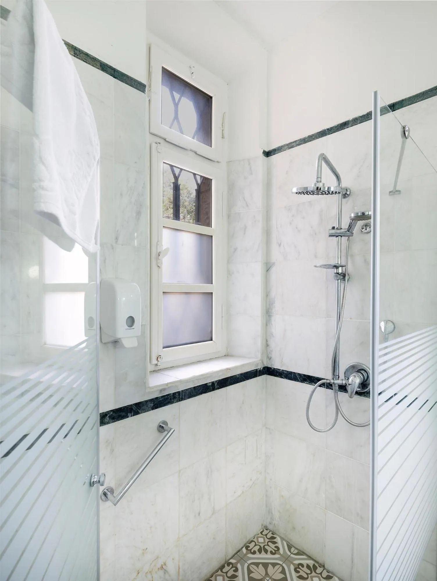 Shower in The Colony Hotel