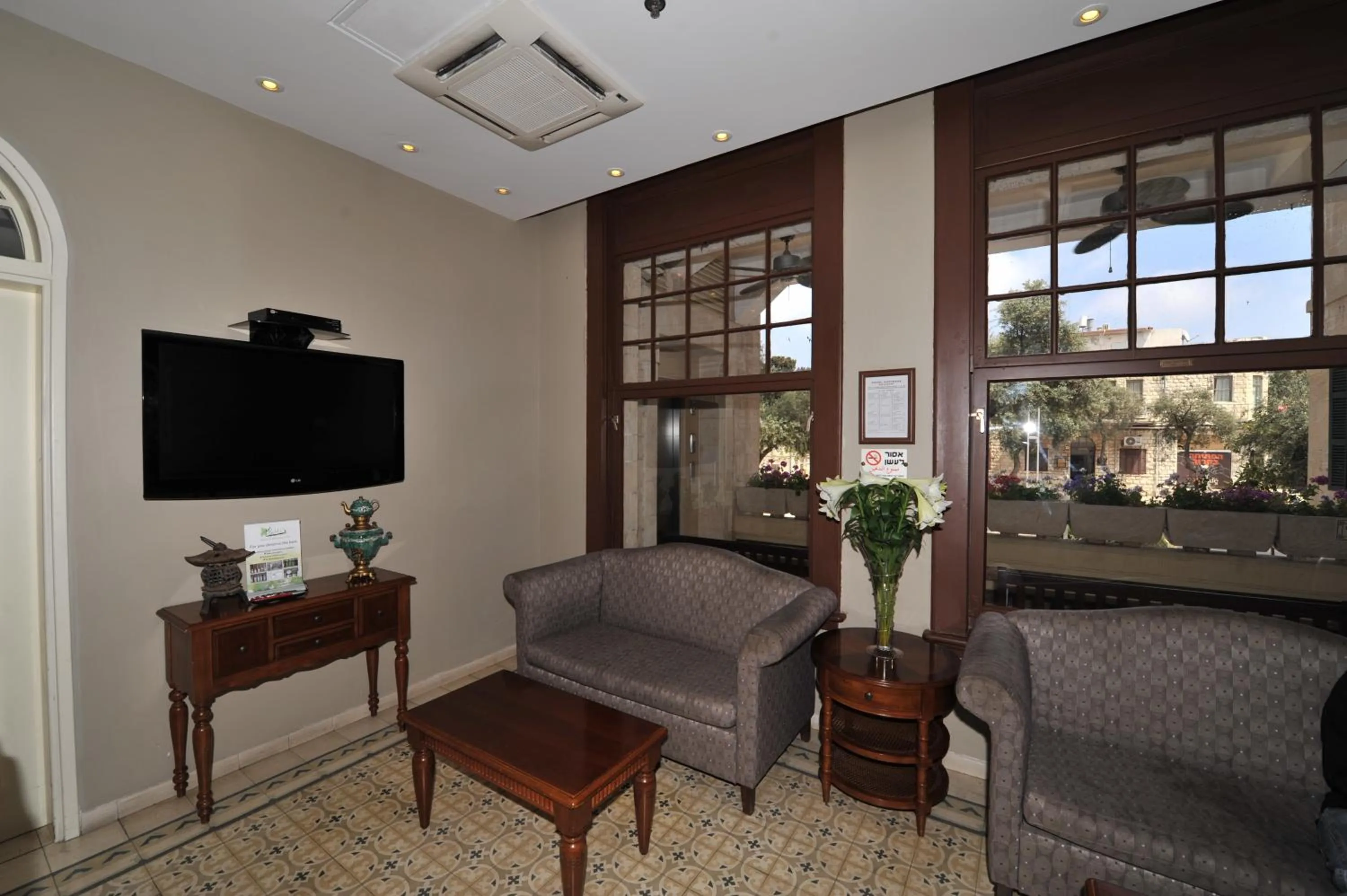 Communal lounge/ TV room in The Colony Hotel