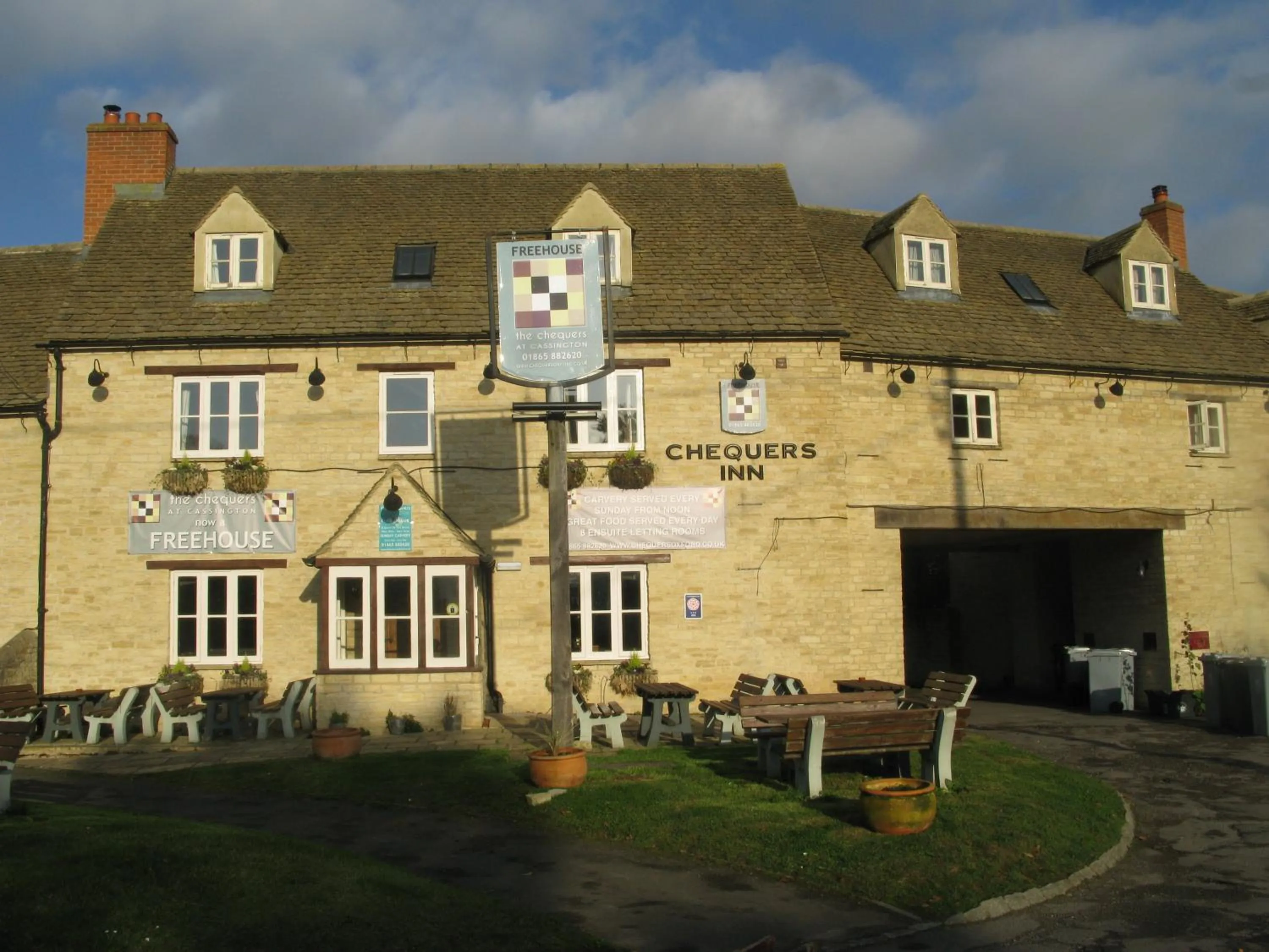 Facade/entrance in The Chequers Inn
