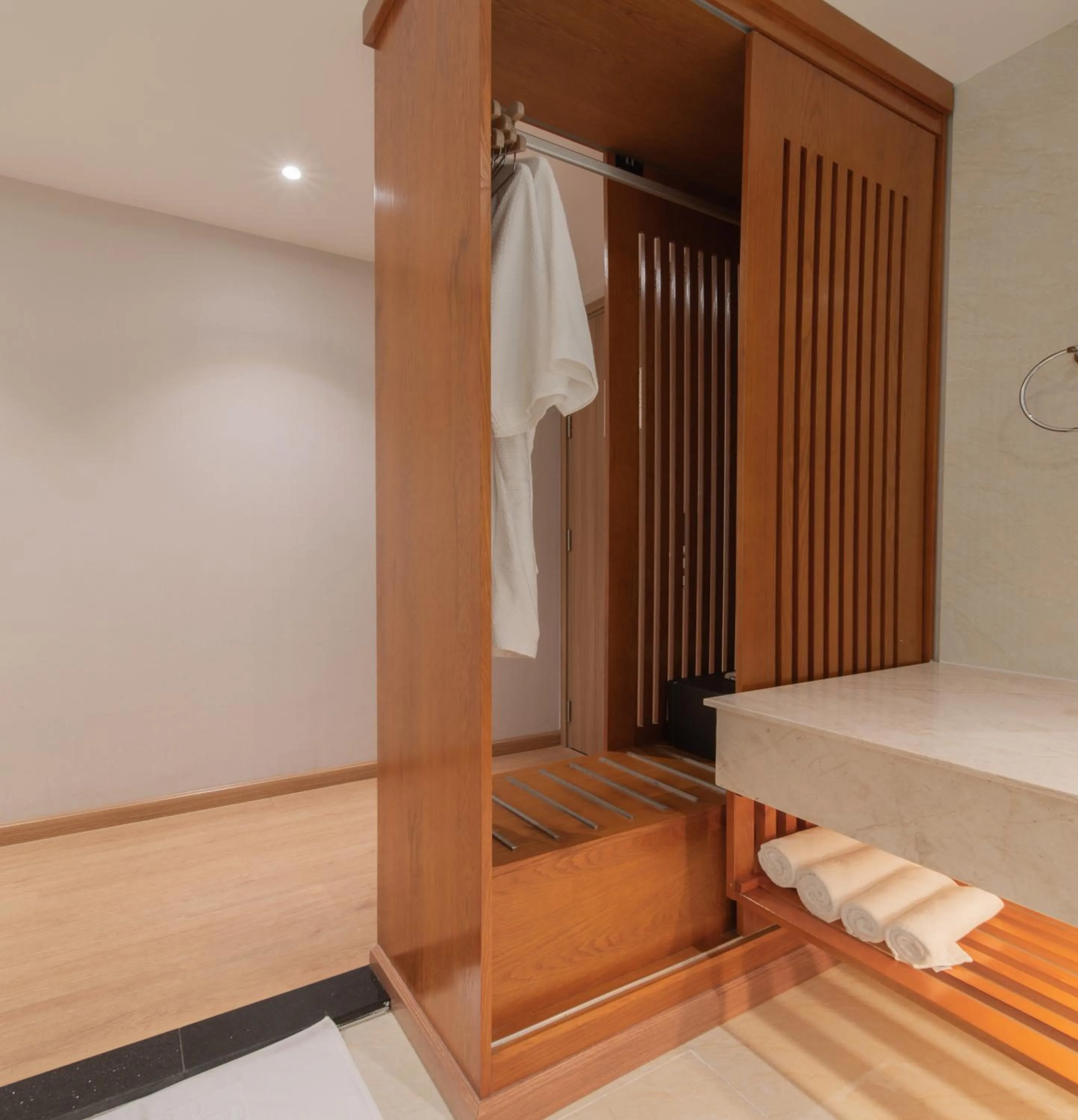 wardrobe, Bed in Le's Cham Hotel