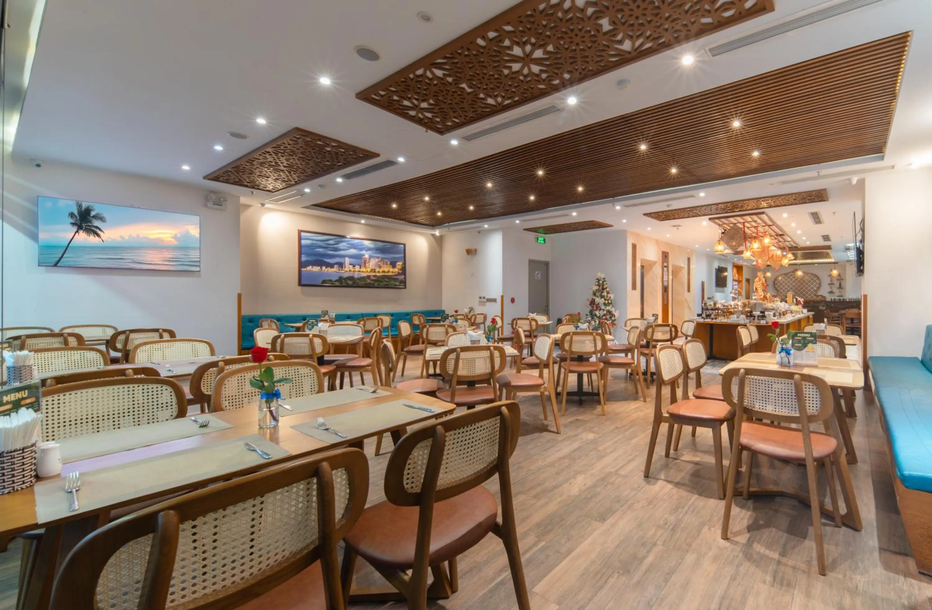 Restaurant/places to eat in Le's Cham Hotel