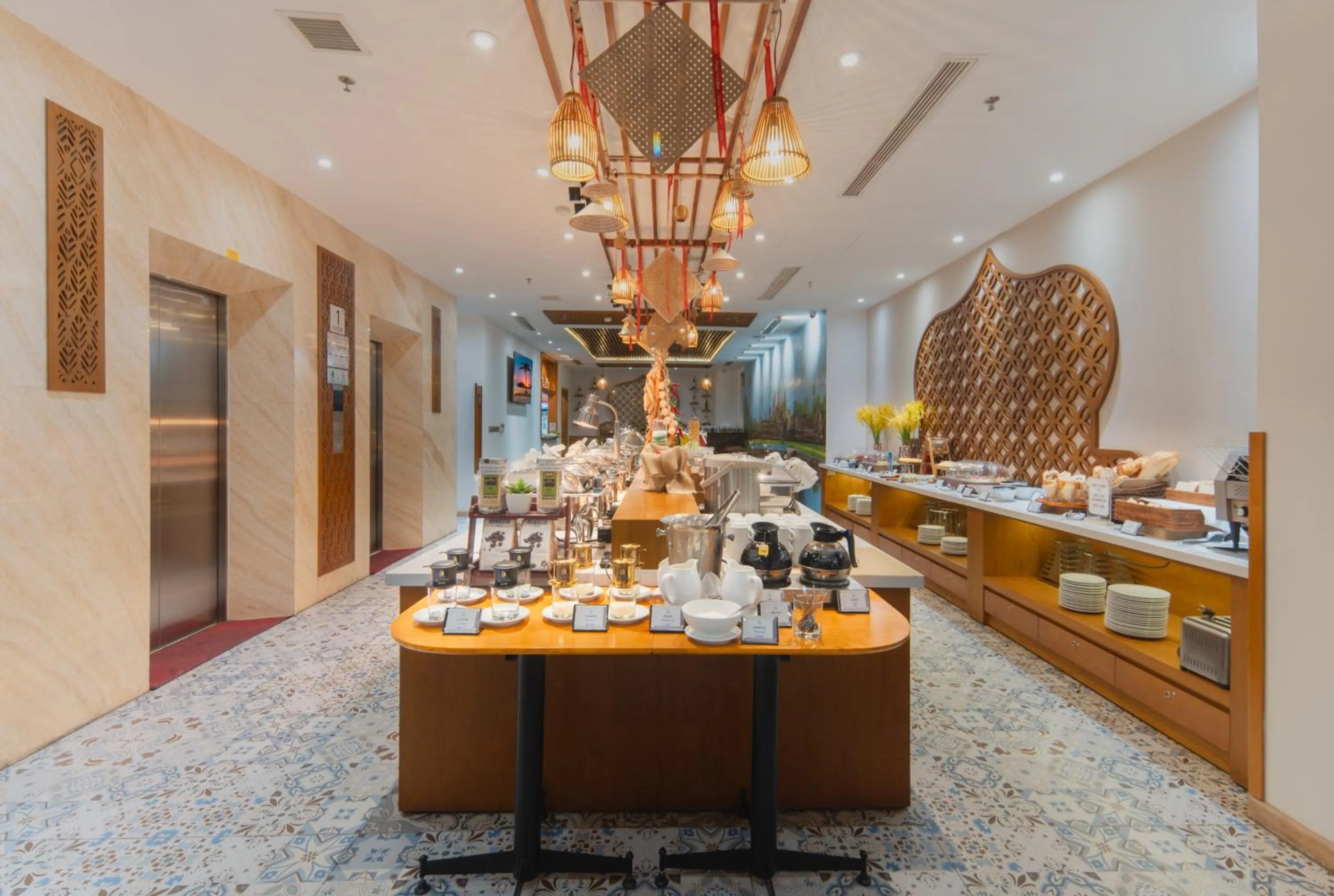 Restaurant/places to eat in Le's Cham Hotel