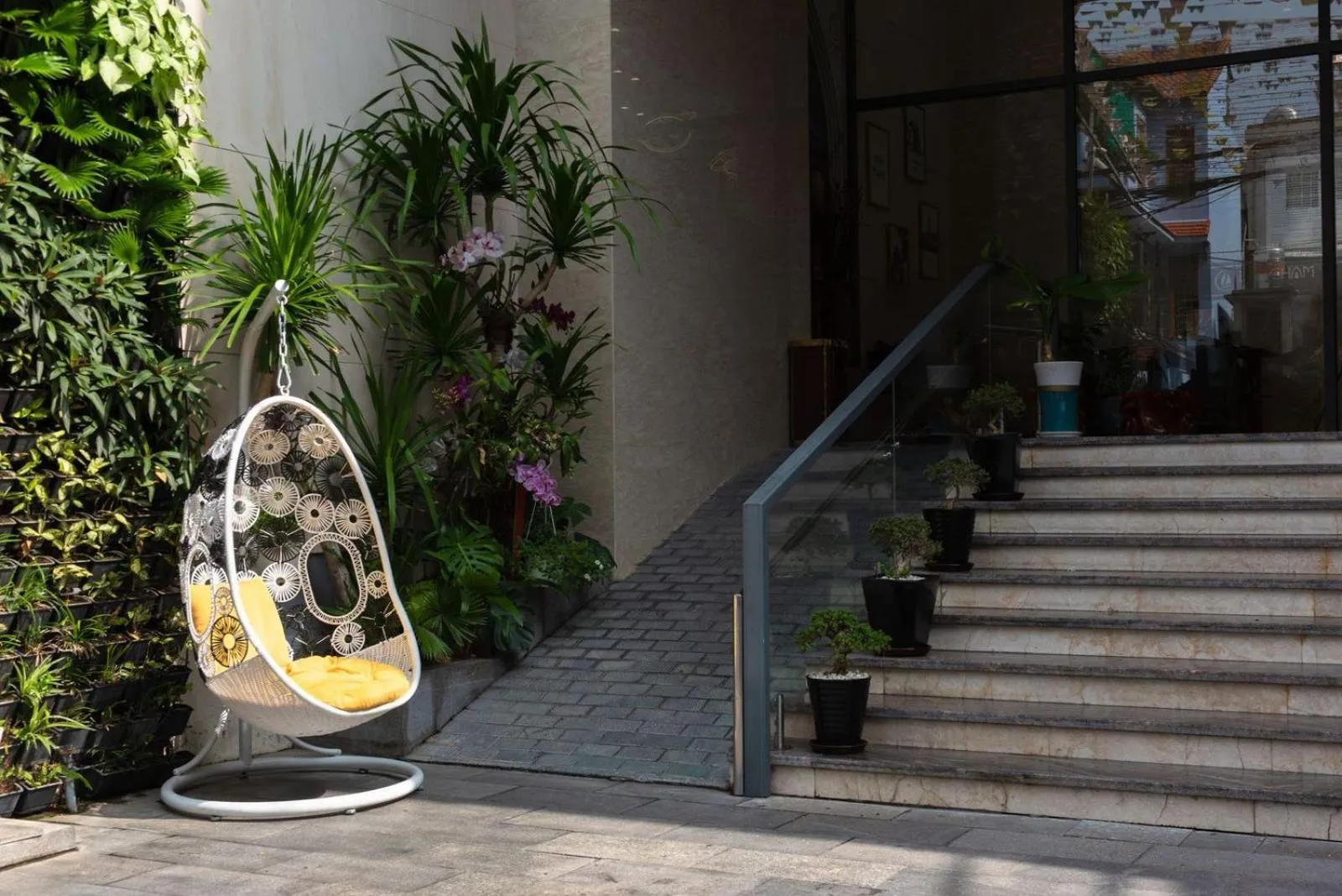 Patio in Le's Cham Hotel