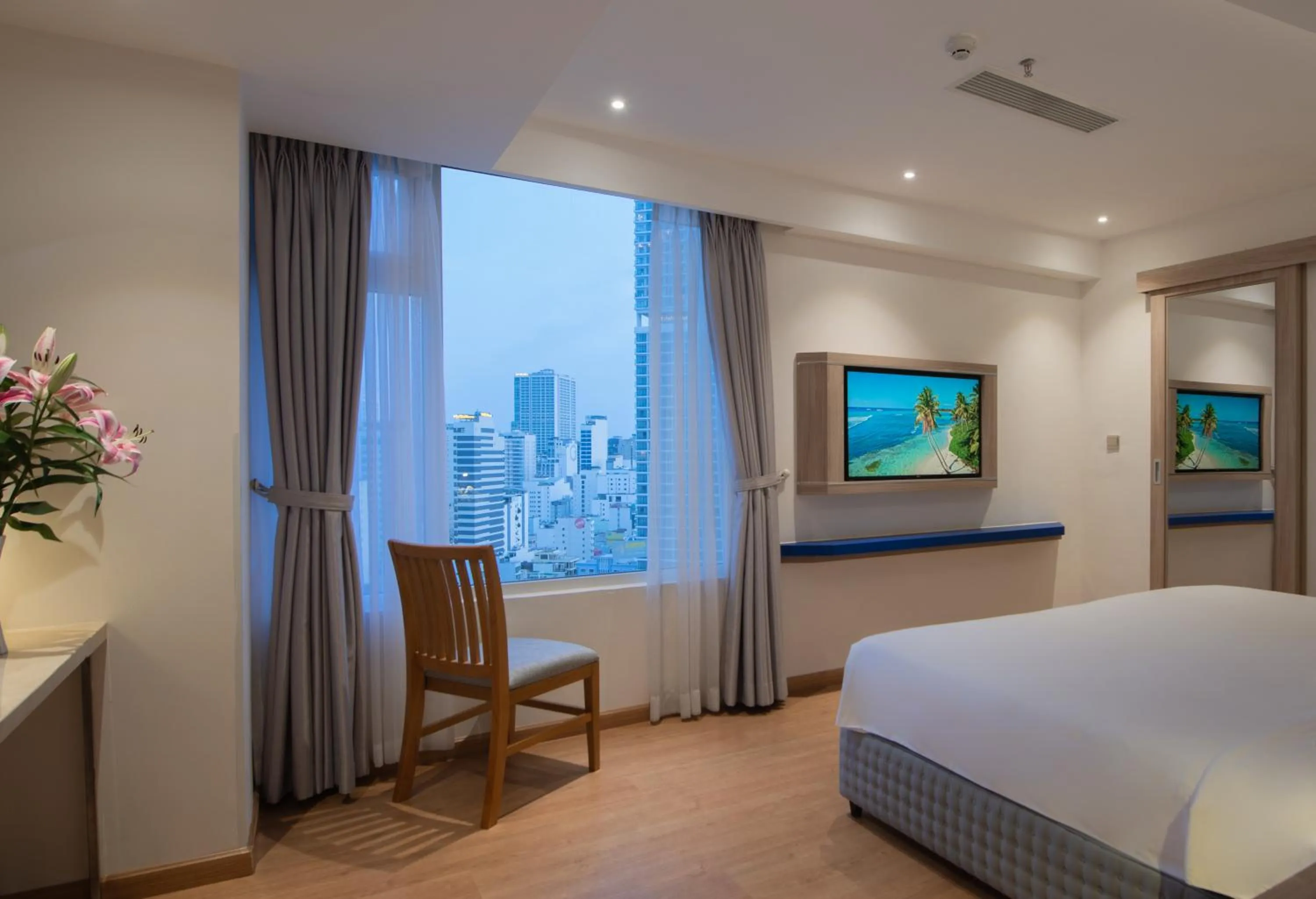 View (from property/room), Bed in Le's Cham Hotel