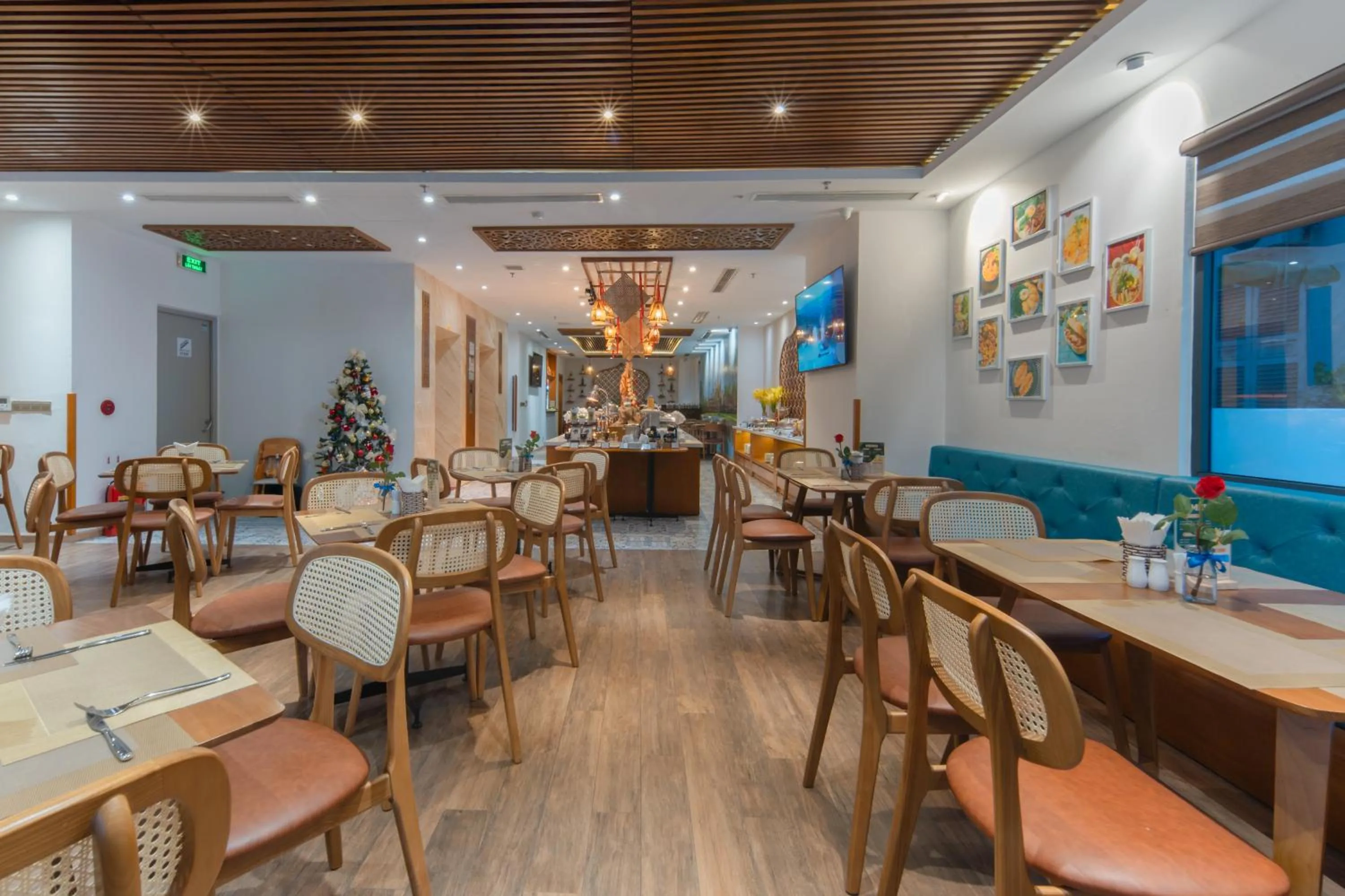 Restaurant/places to eat in Le's Cham Hotel