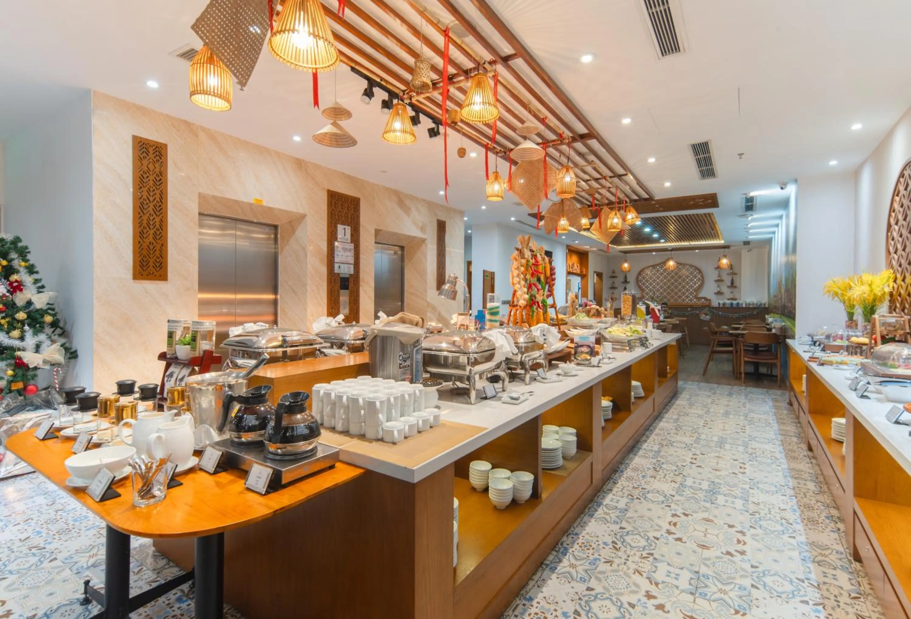 Restaurant/places to eat in Le's Cham Hotel