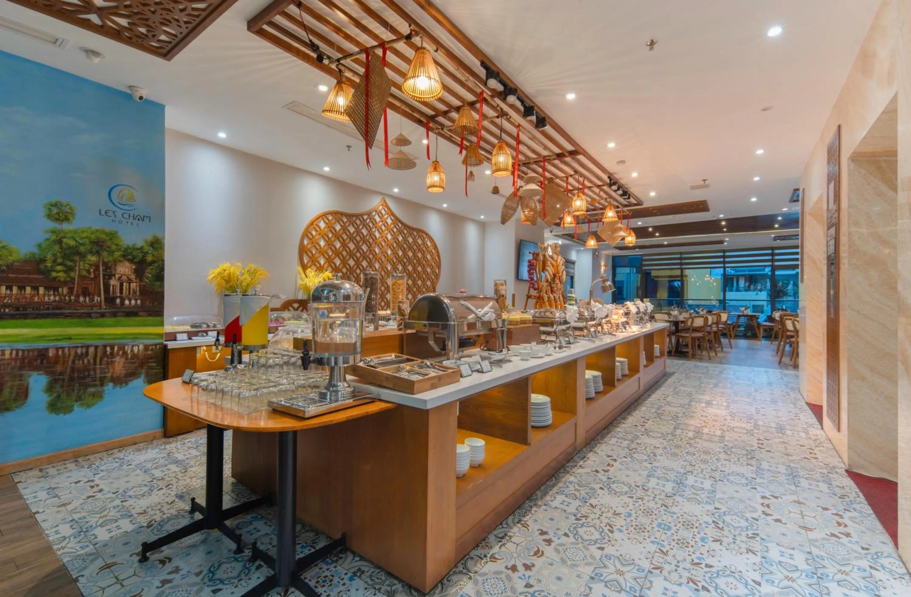 Restaurant/places to eat in Le's Cham Hotel