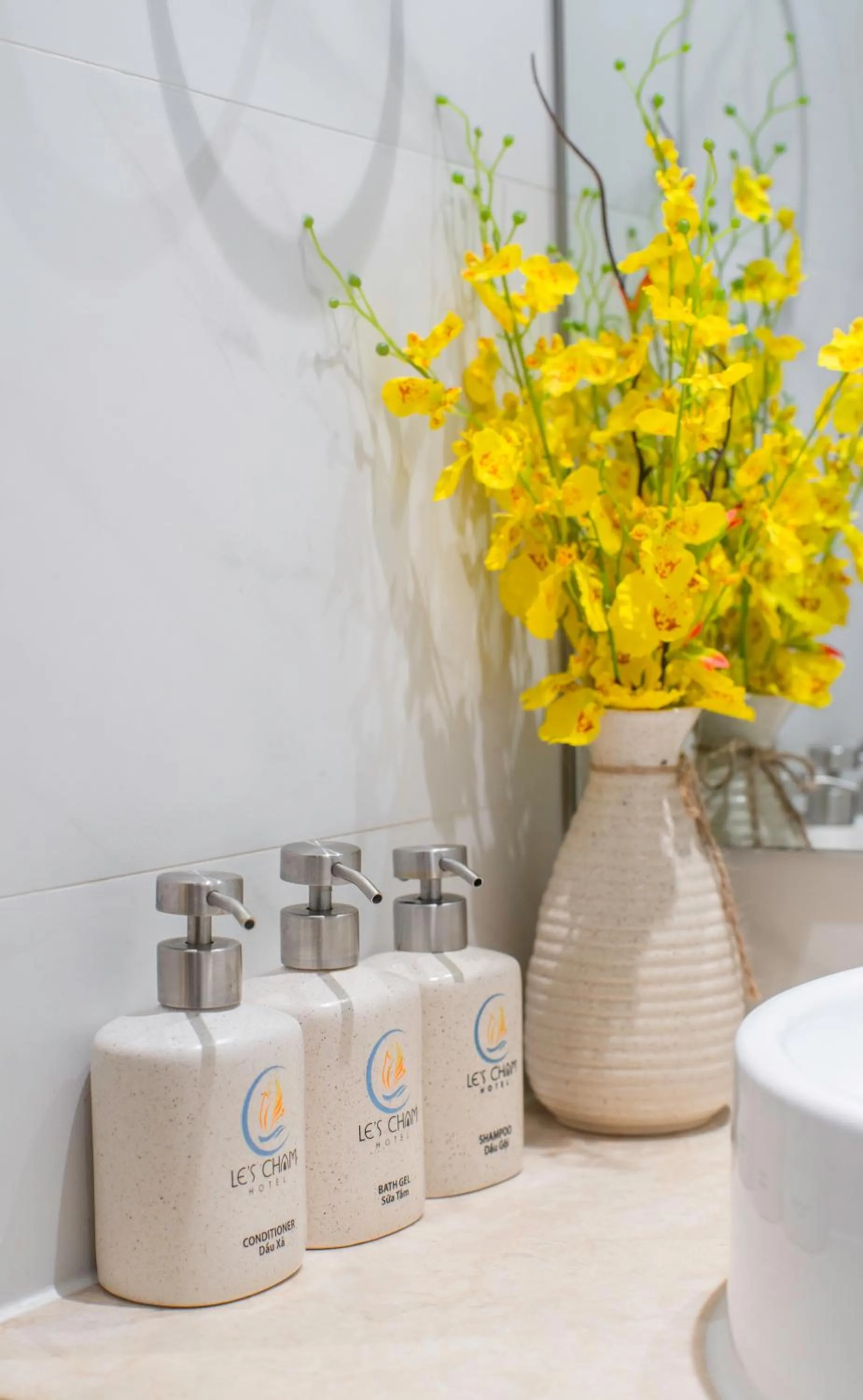 Bathroom in Le's Cham Hotel