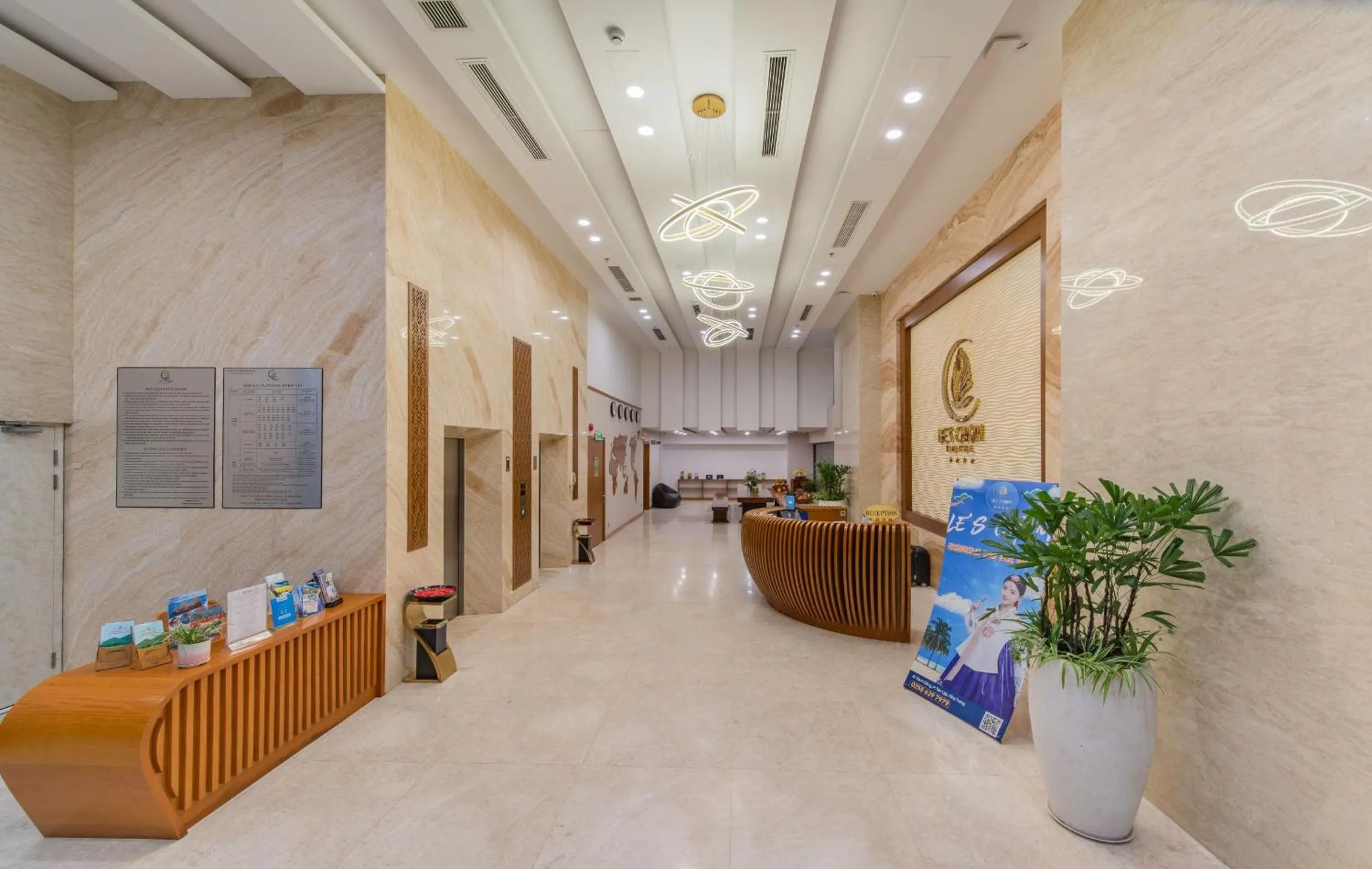 Lobby or reception in Le's Cham Hotel