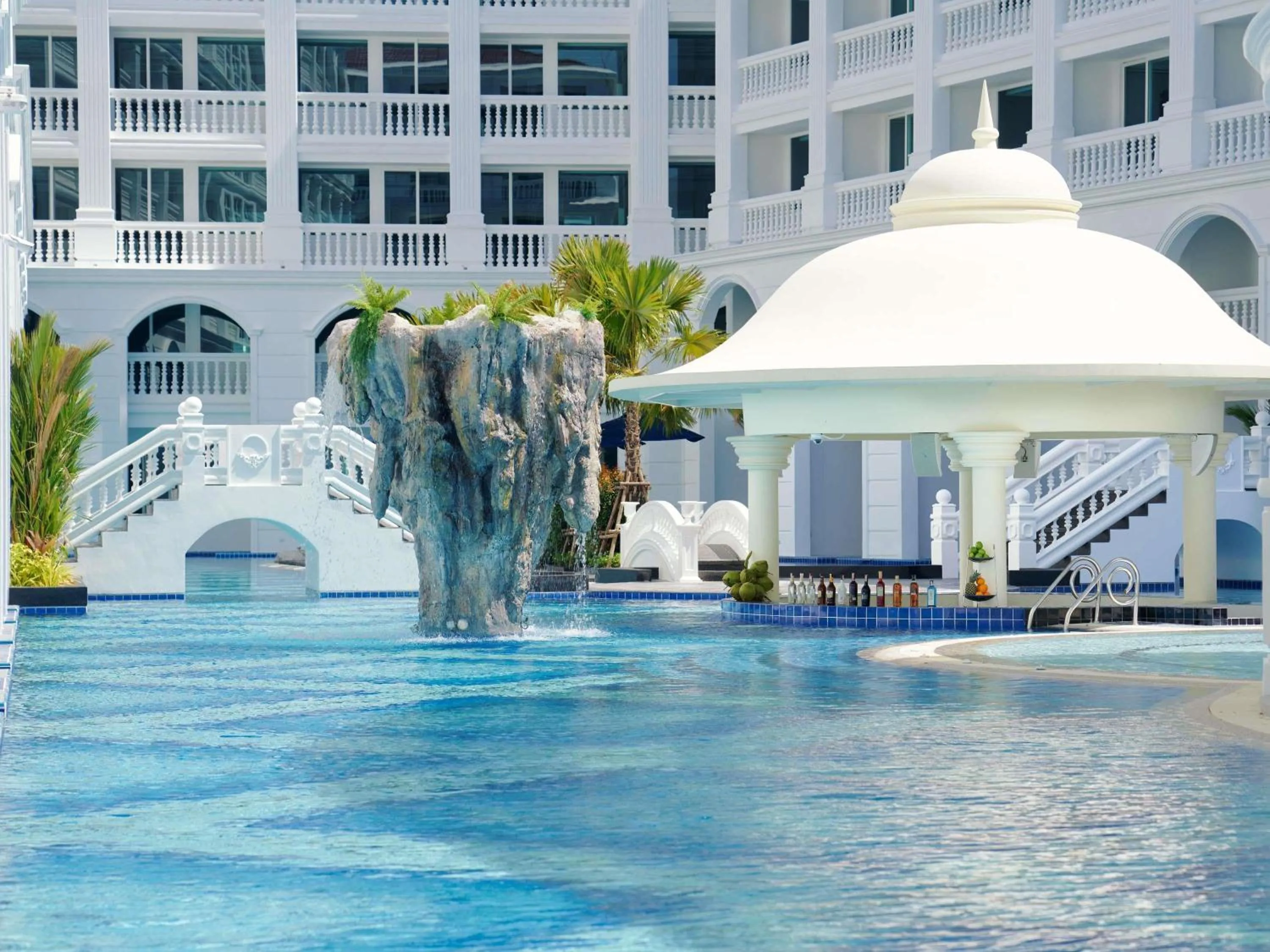 Lounge or bar in Mövenpick Myth Hotel Patong Phuket