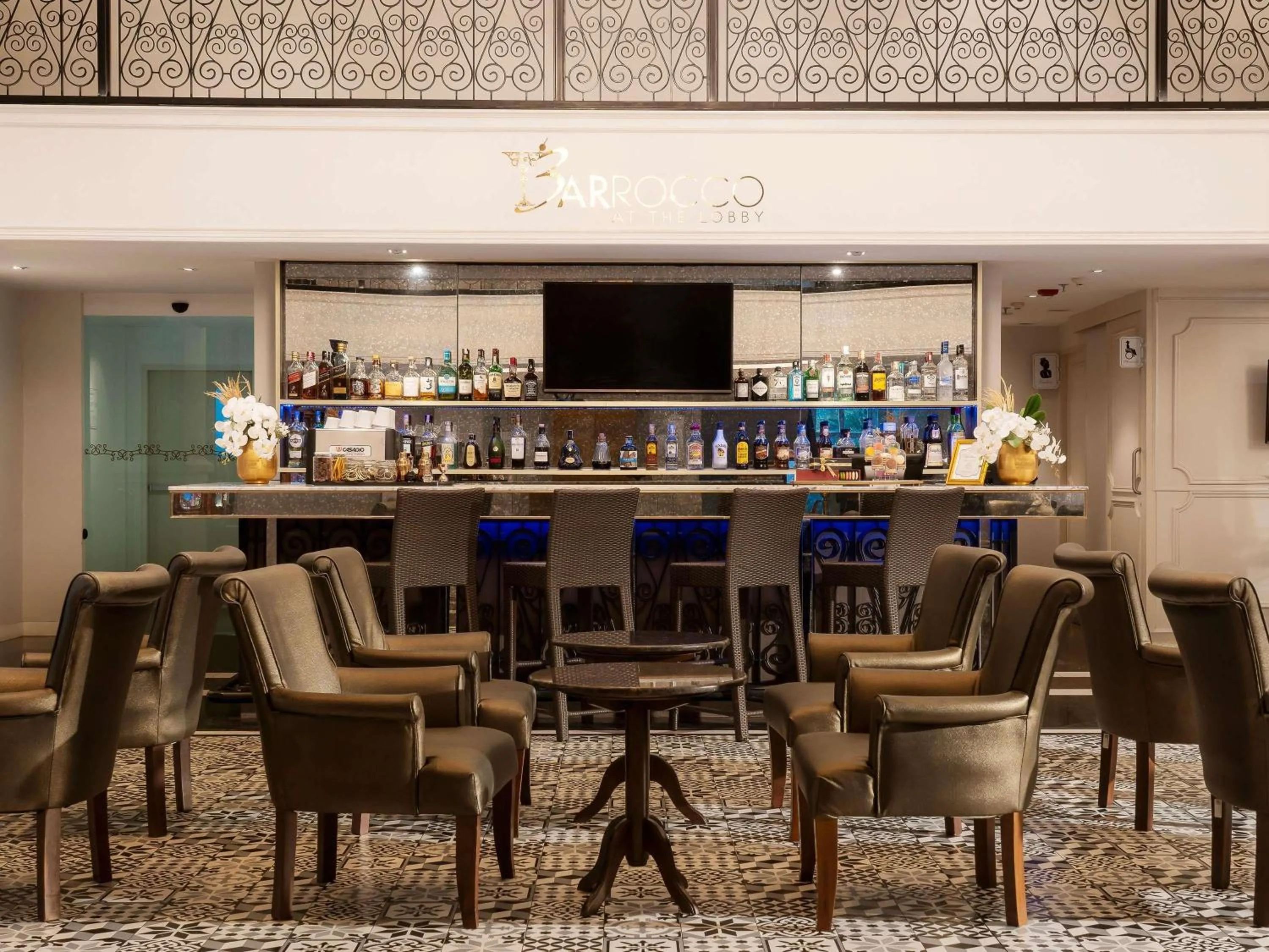 Lounge or bar in Mövenpick Myth Hotel Patong Phuket