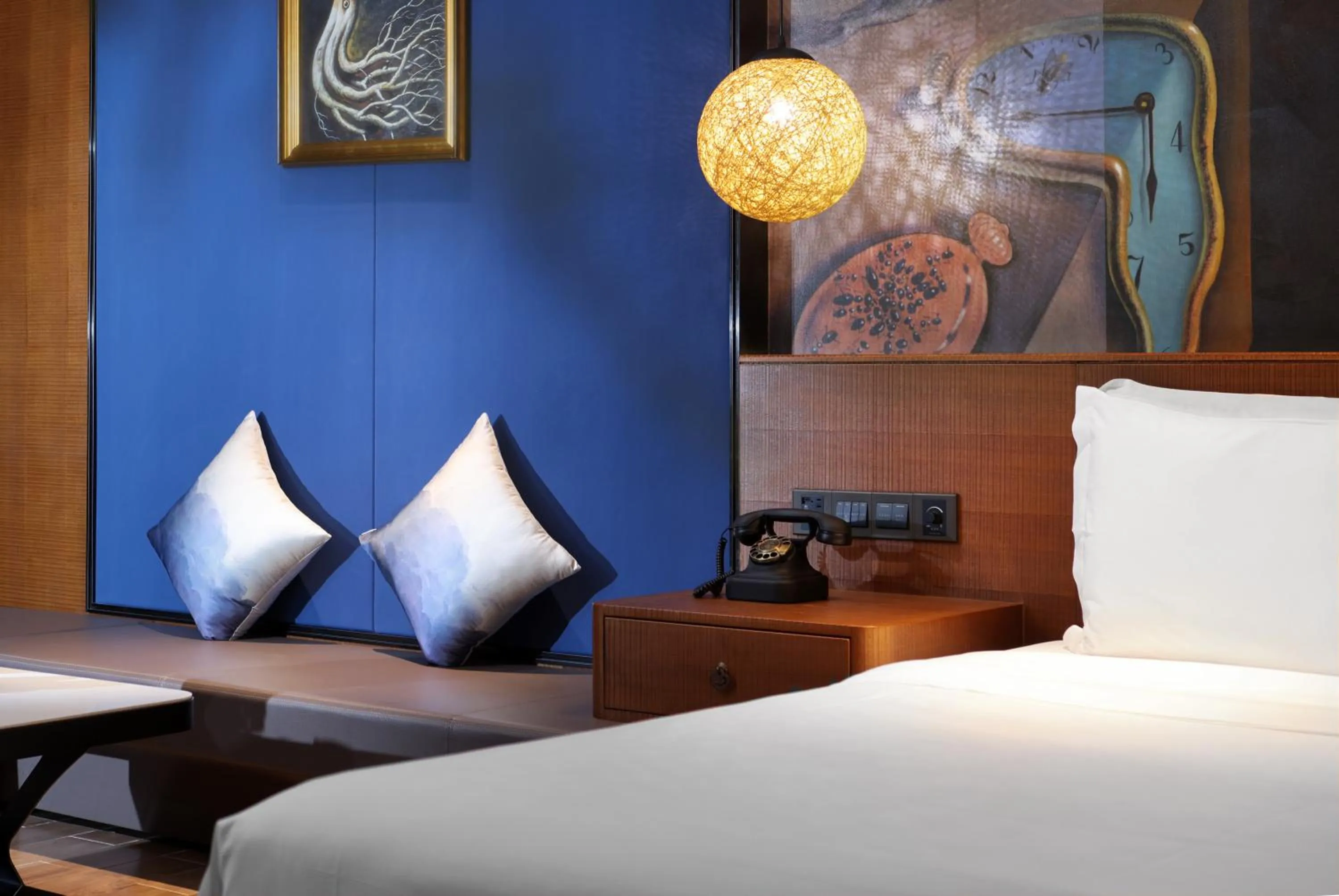 Seating area, Bed in Hisilk Artwork Center Fliport Coso Hotel