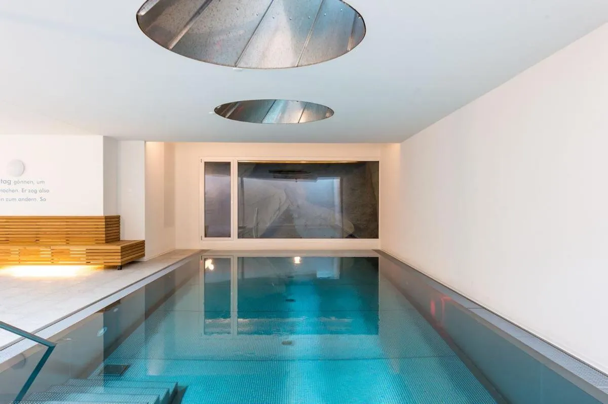 Swimming pool in Legendär Zermatt