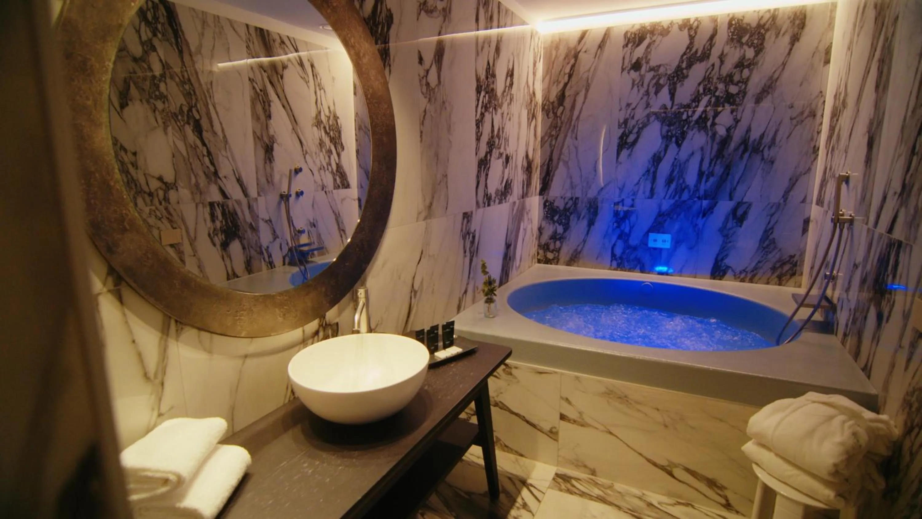 Hot Tub in Hotel Mealba