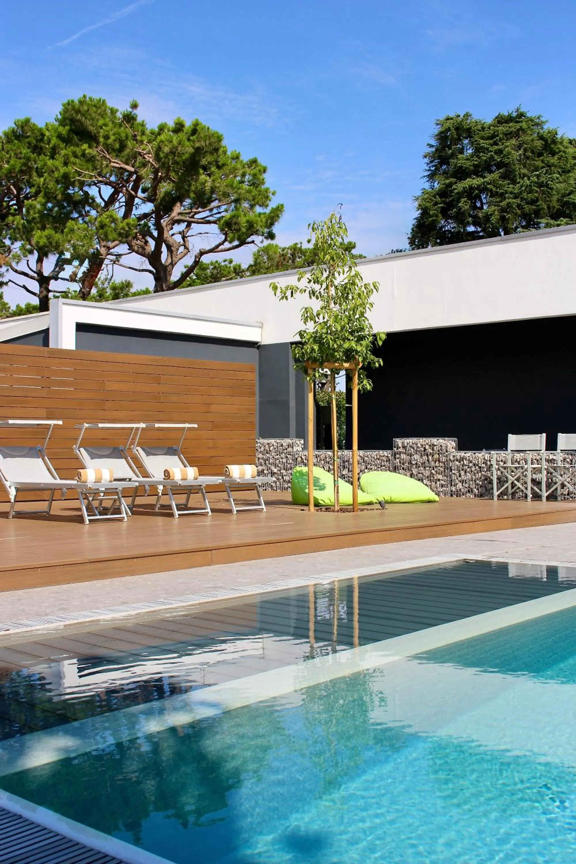 Pool view in Hotel Mealba