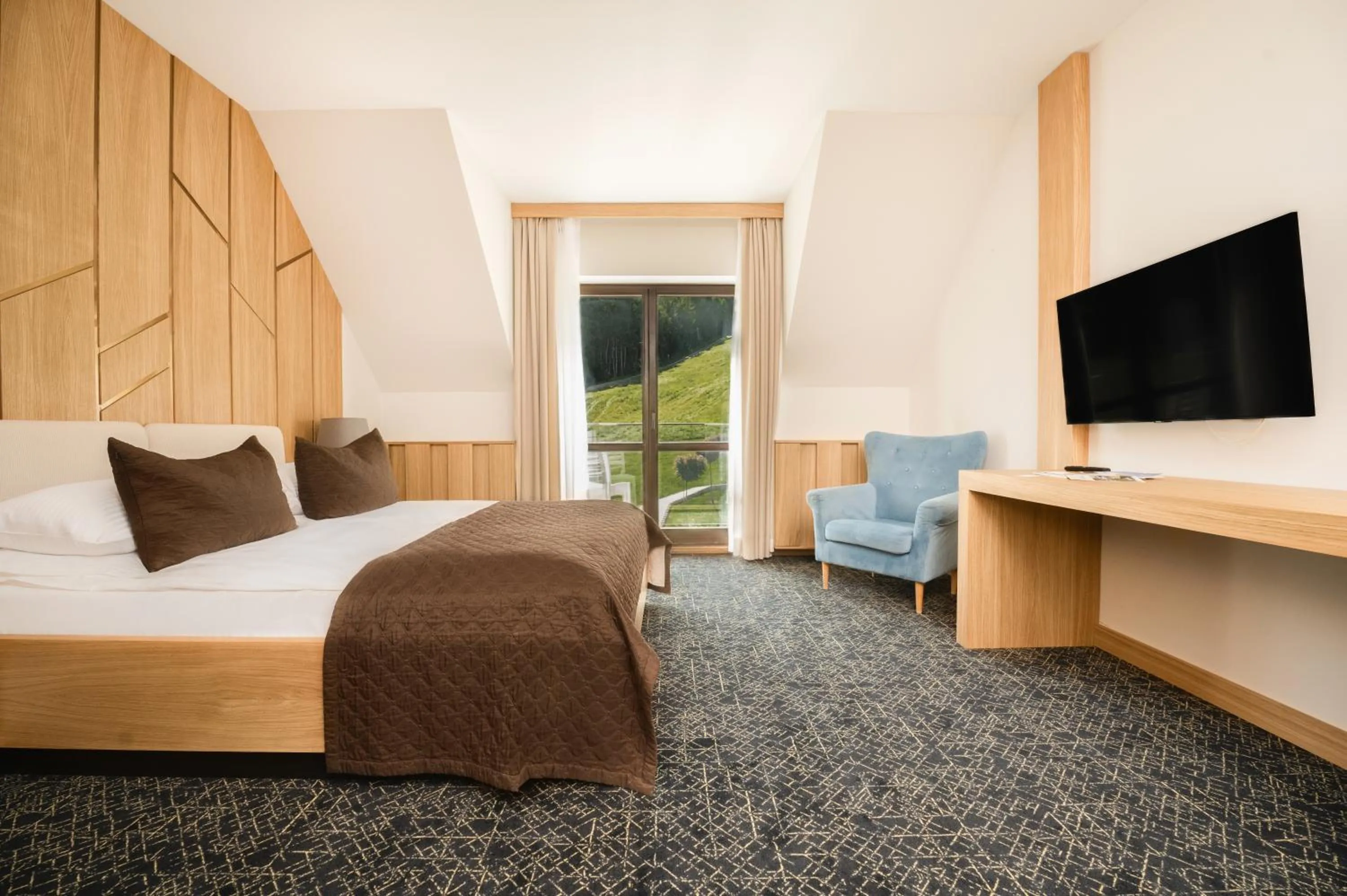 Property building, Bed in Hotel Kompleks Beskid z basenem i stokiem narciarskim - blisko Babiej Góry