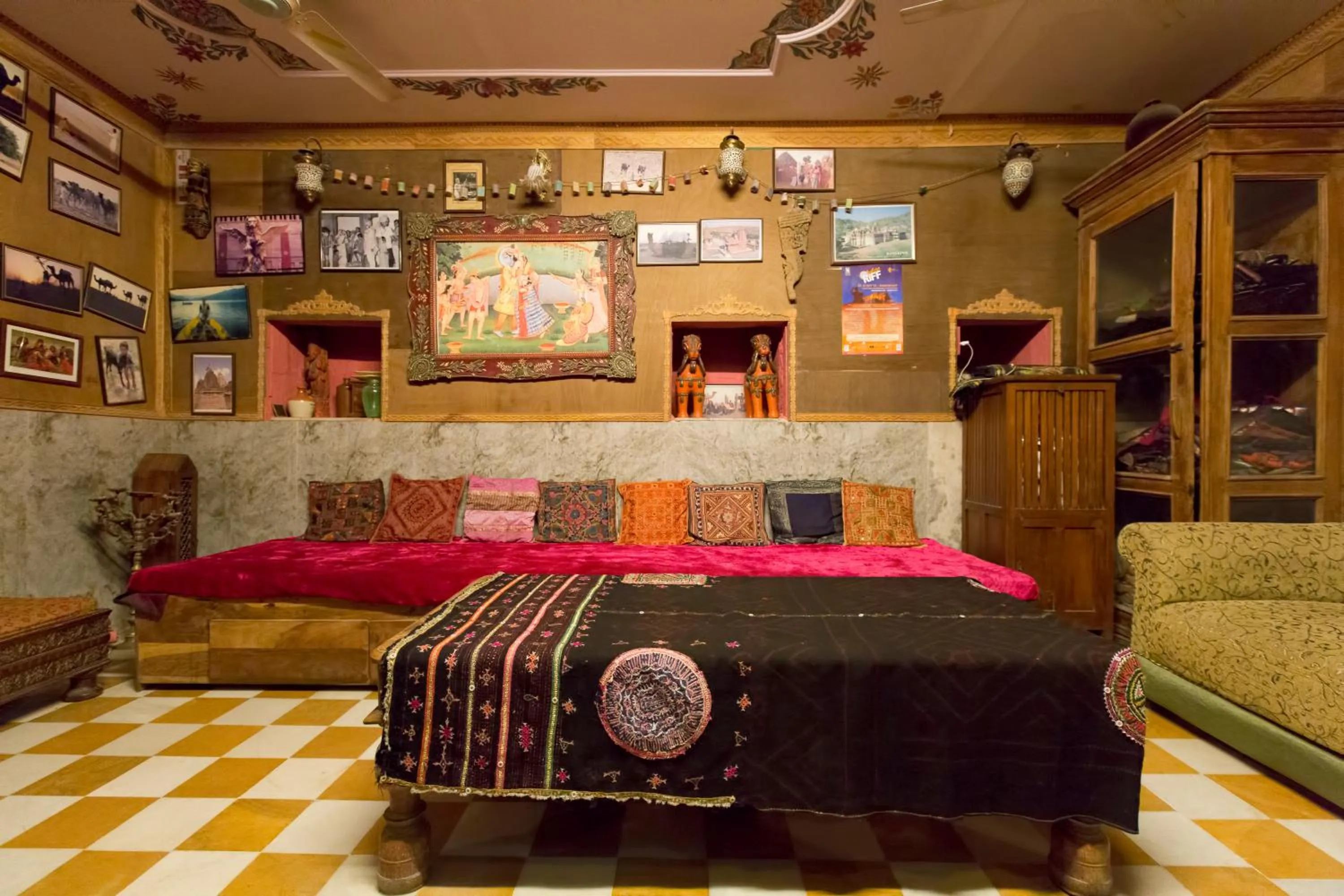 Living room, Bed in Yogis Guest House