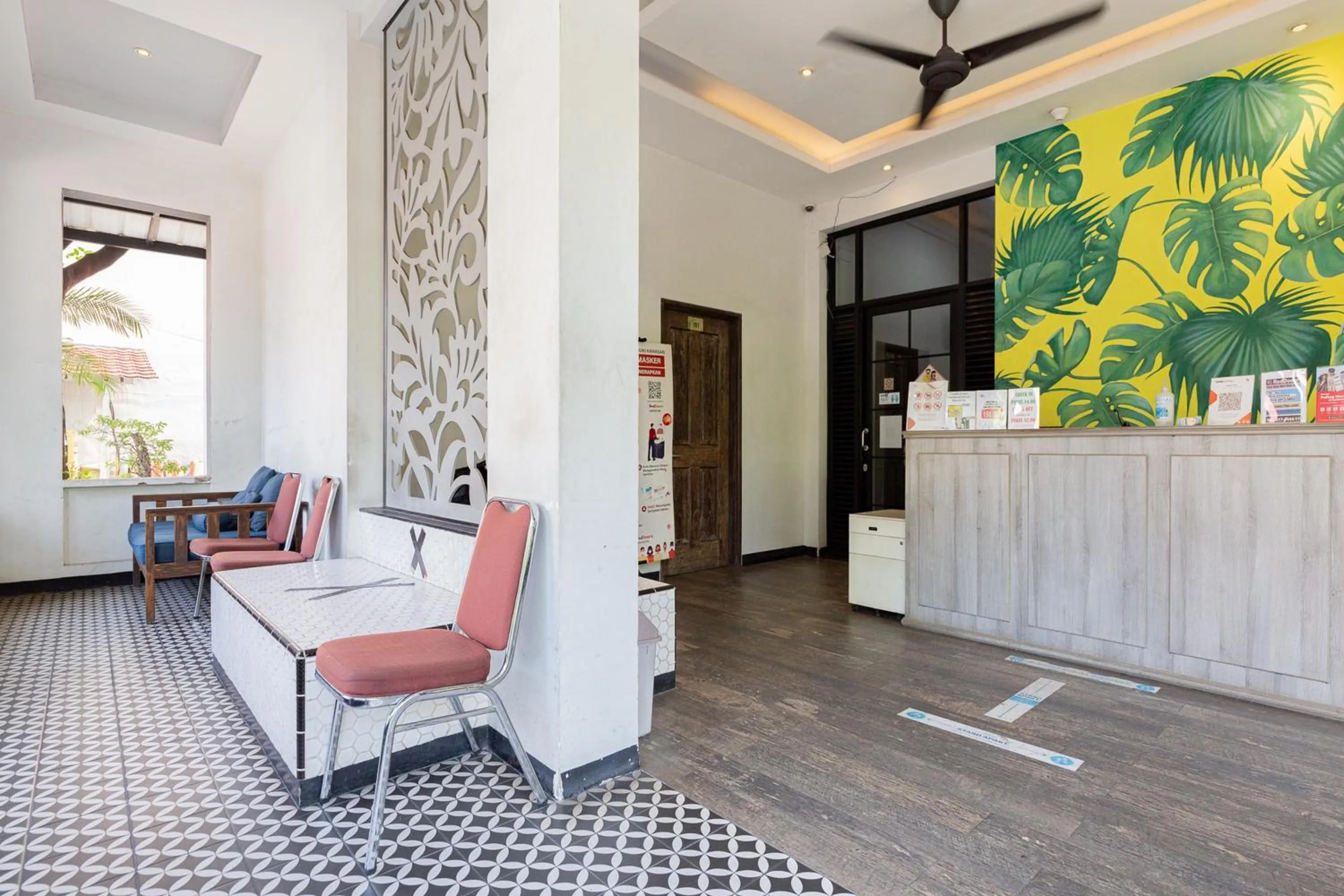 Lobby or reception in RedDoorz Plus near Mall Slipi Jaya