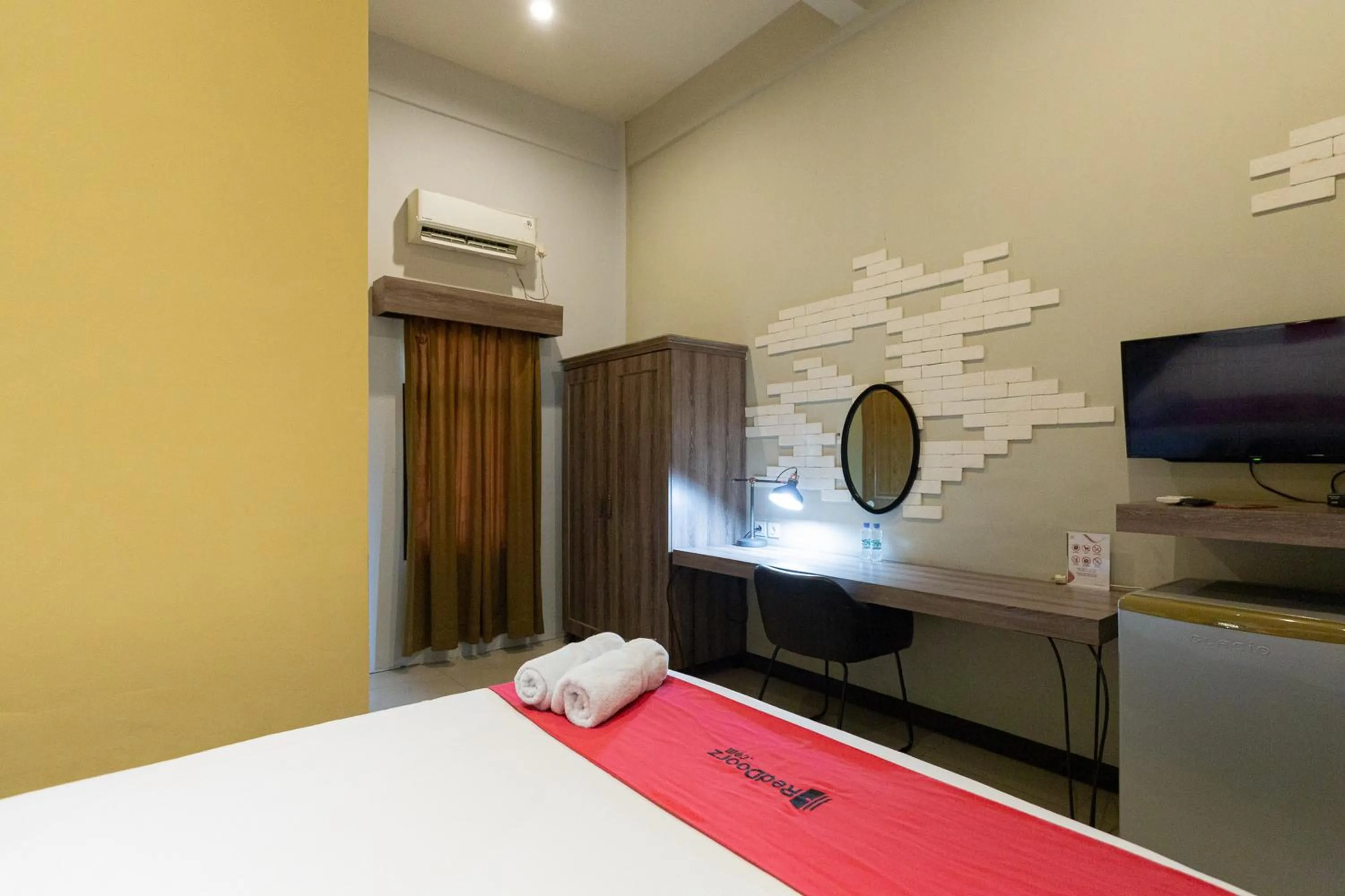 Bedroom, Bed in RedDoorz Plus near Mall Slipi Jaya