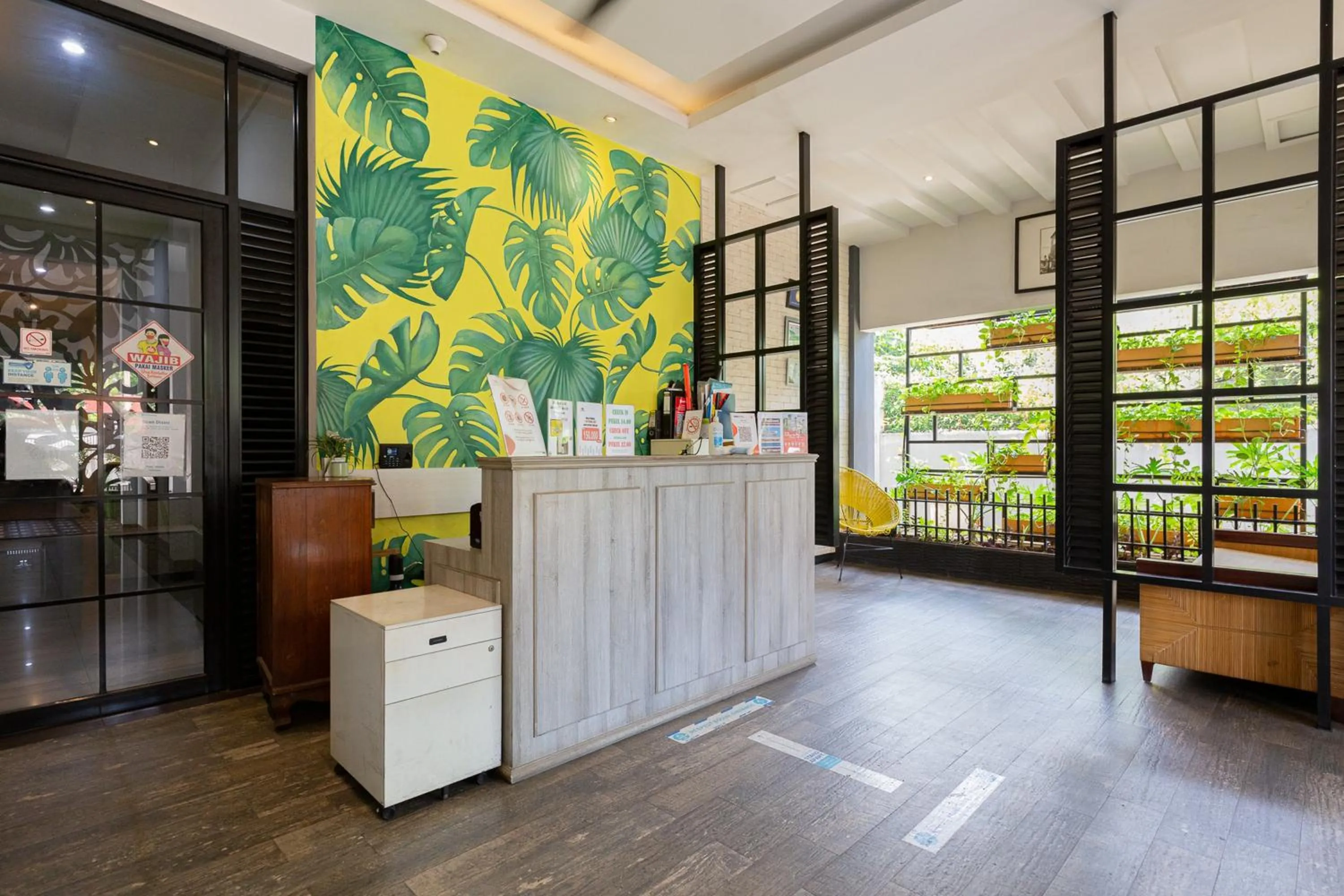 Lobby or reception in RedDoorz Plus near Mall Slipi Jaya