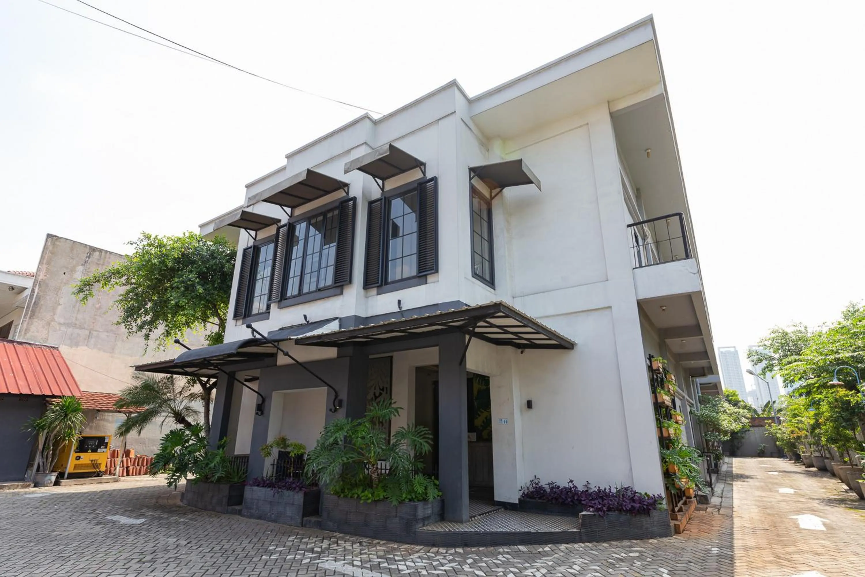 Facade/entrance in RedDoorz Plus near Mall Slipi Jaya