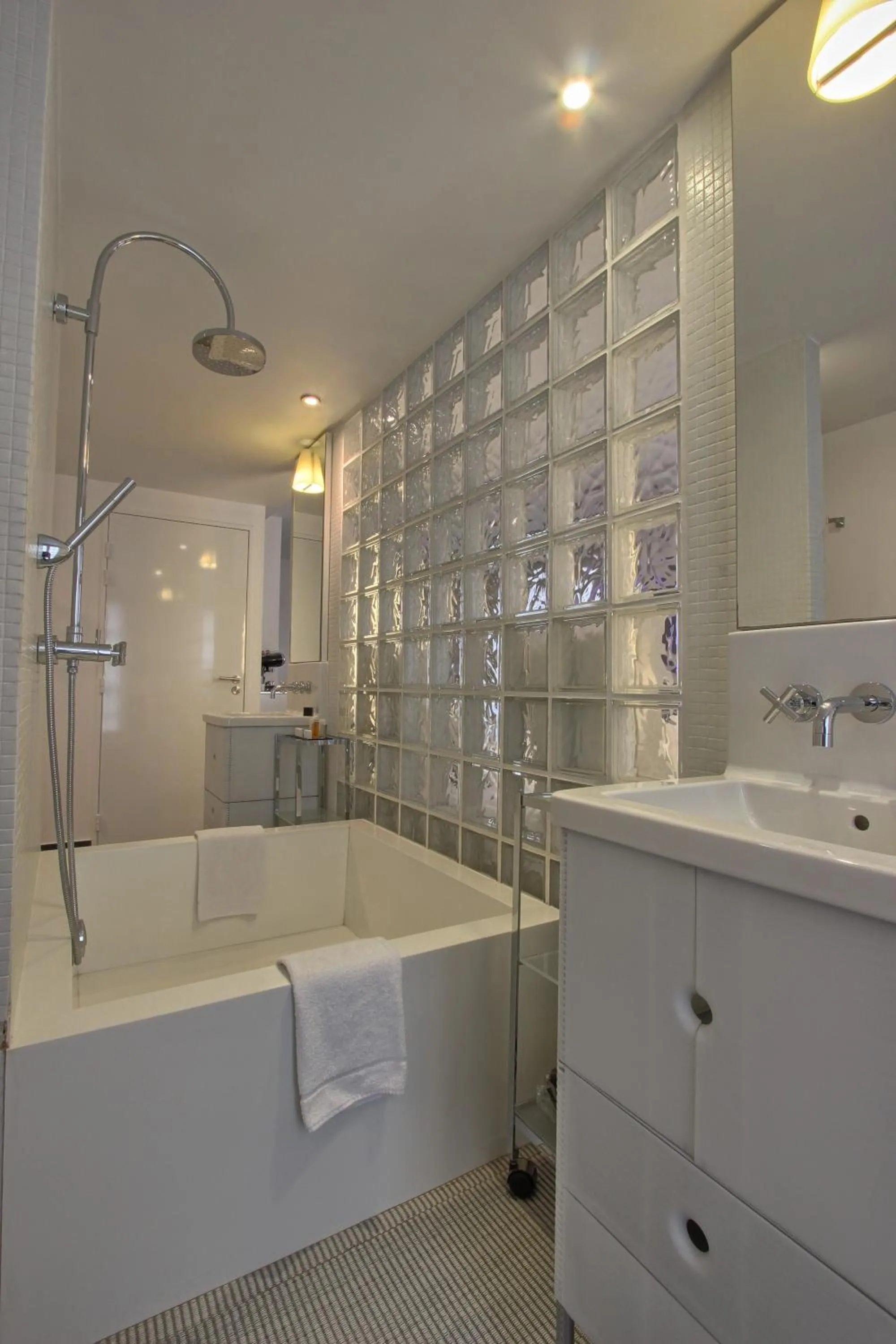 Bathroom in Kube Hôtel Paris