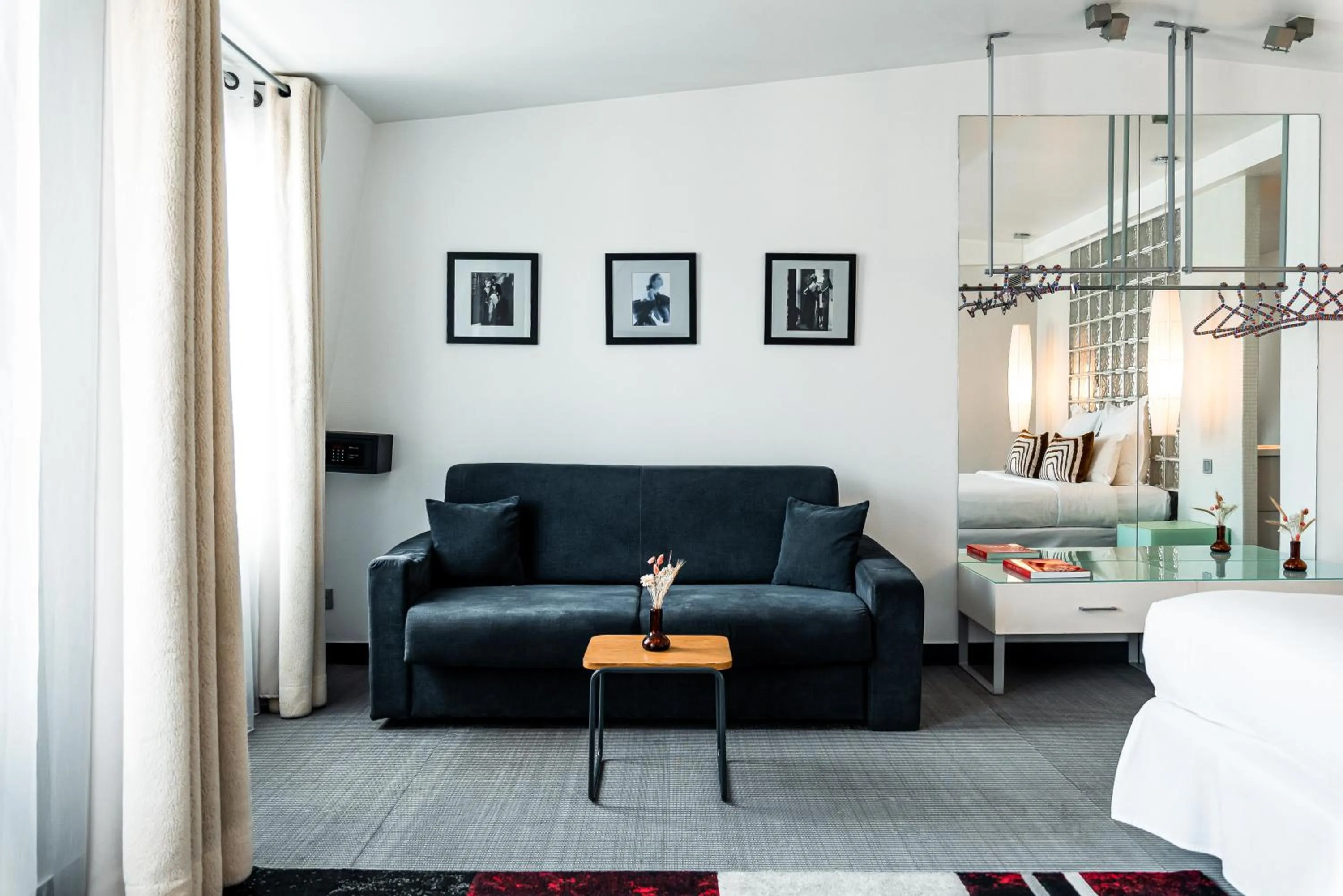 Living room, Bed in Kube Hôtel Paris
