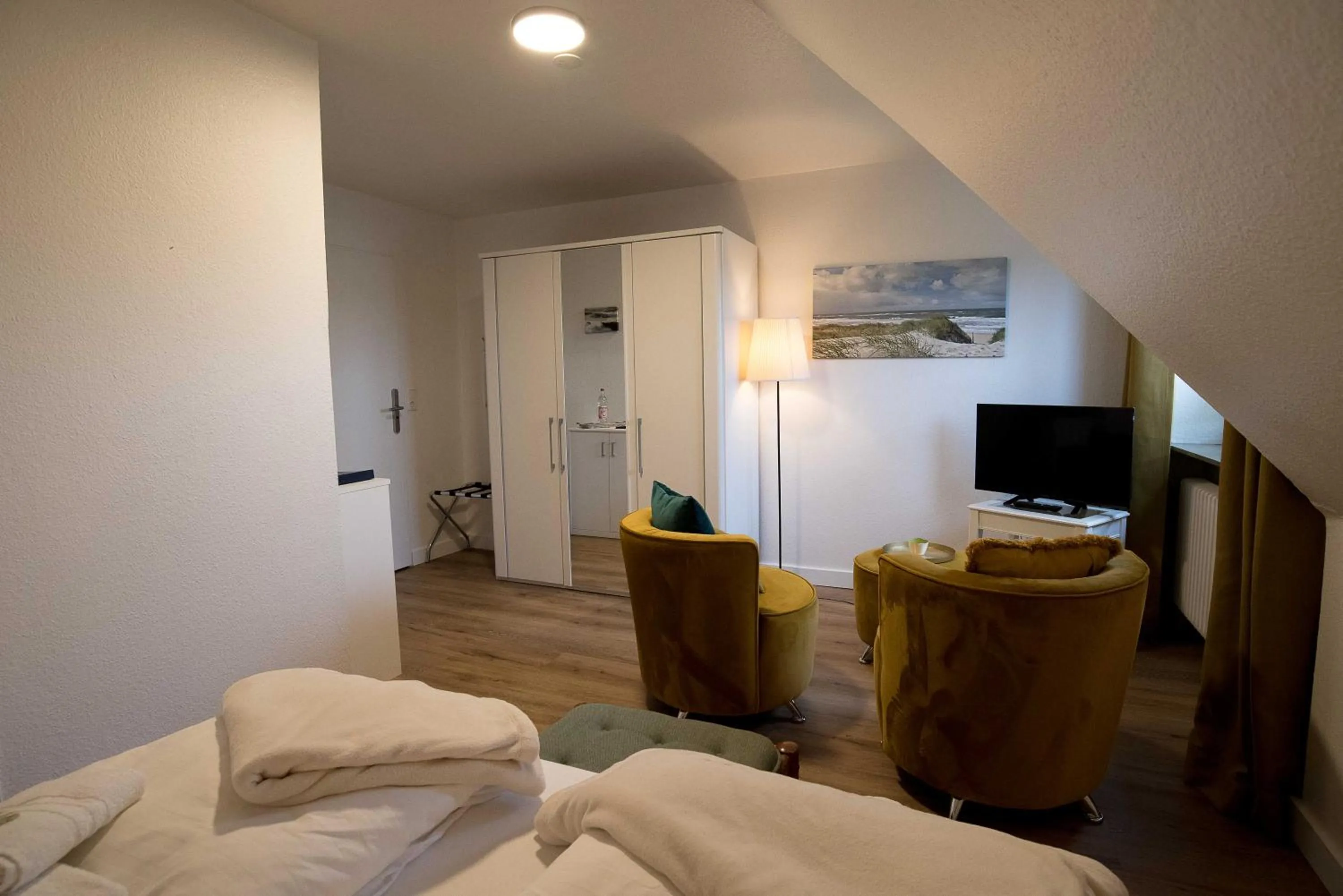 Photo of the whole room, Bed in Pension Luuward 3 Sterne superior Hotel