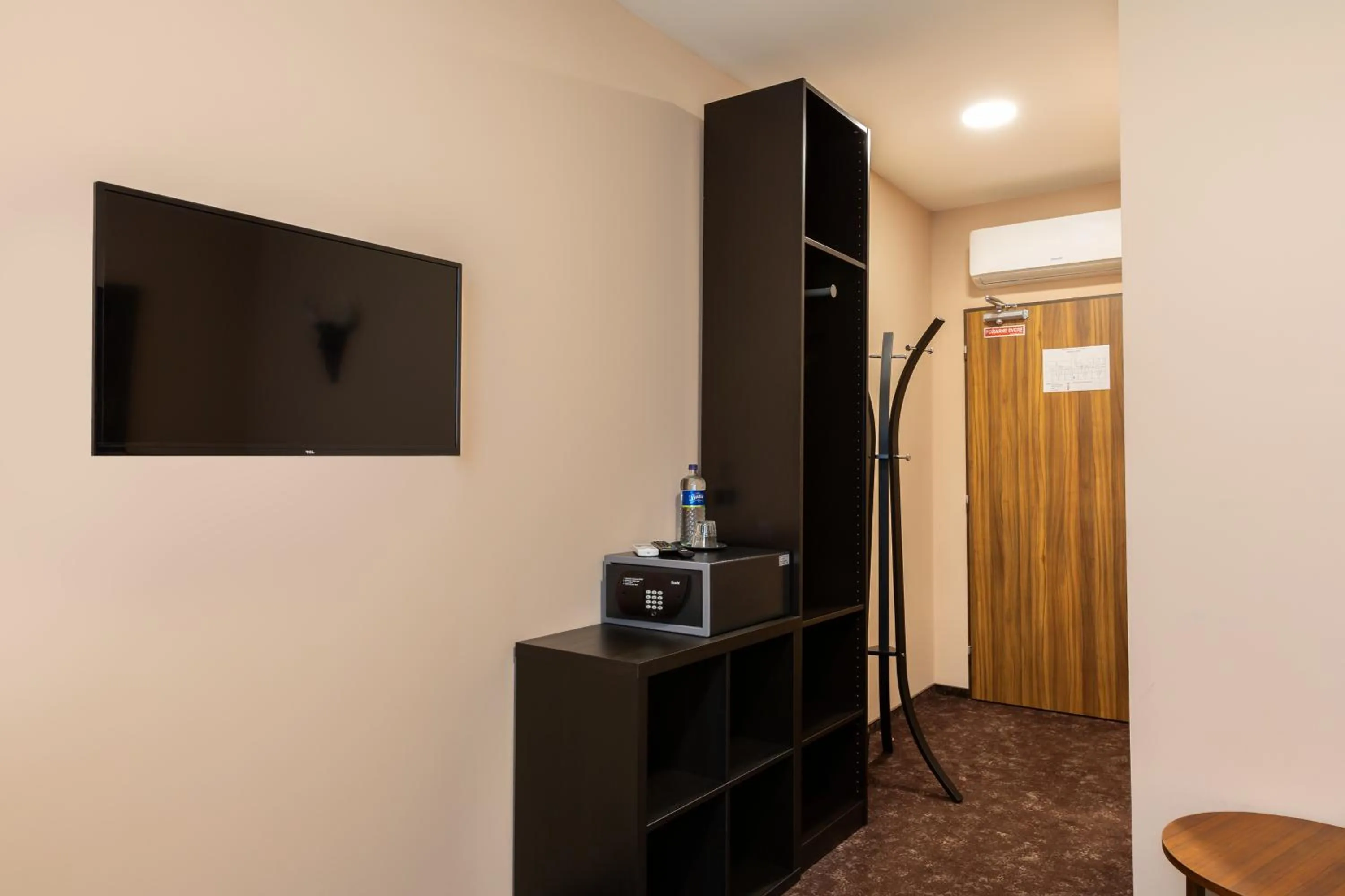 TV and multimedia in Hotel Max Inn