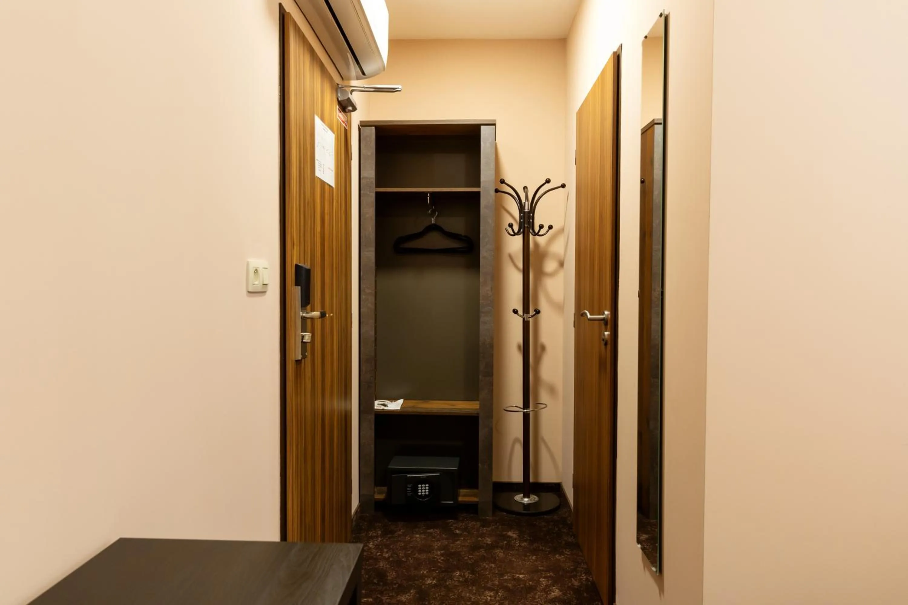 wardrobe in Hotel Max Inn