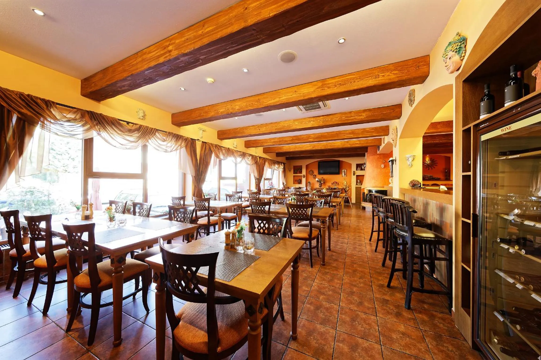 Restaurant/places to eat in Hotel Max Inn