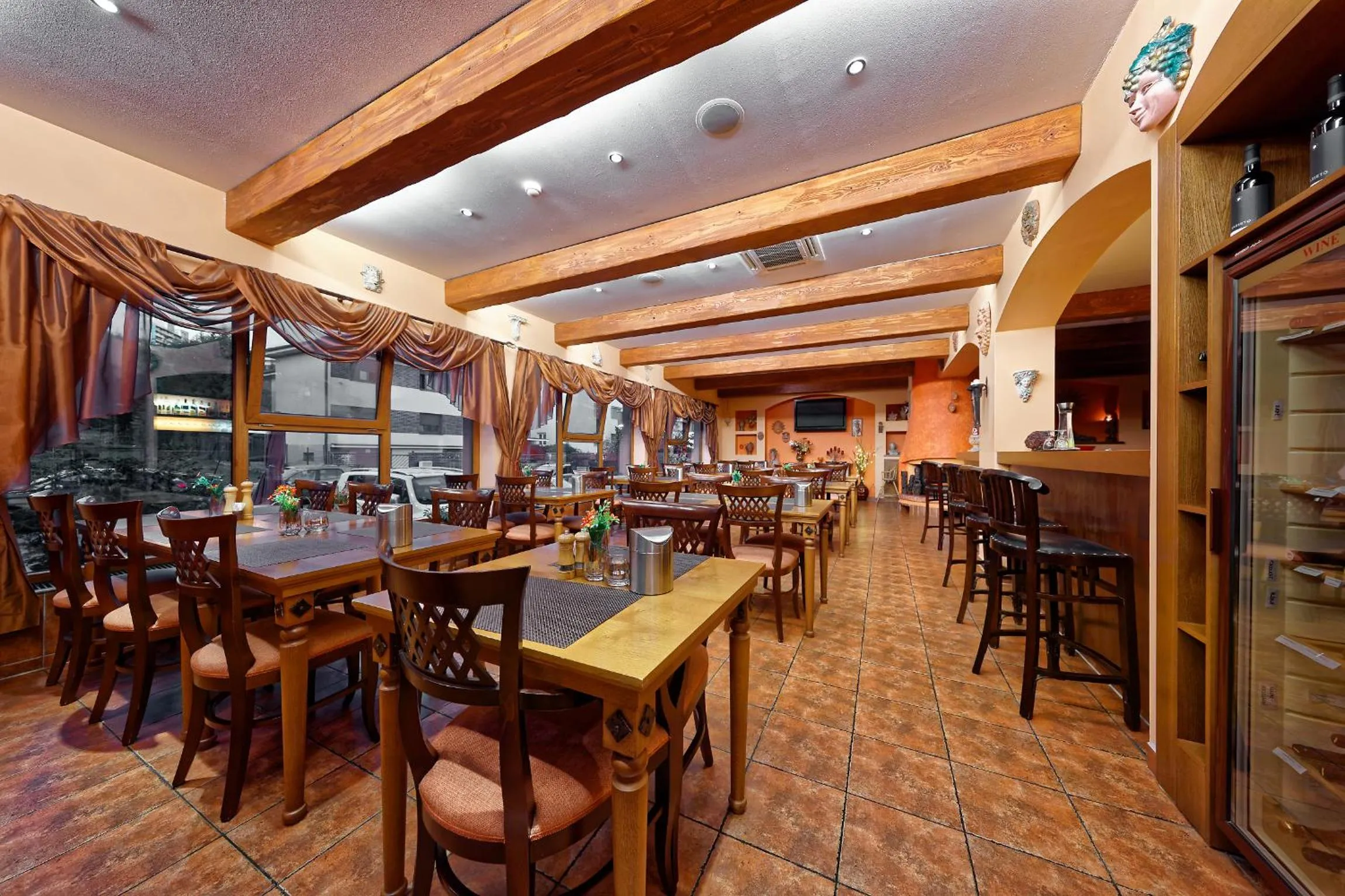 Restaurant/places to eat in Hotel Max Inn