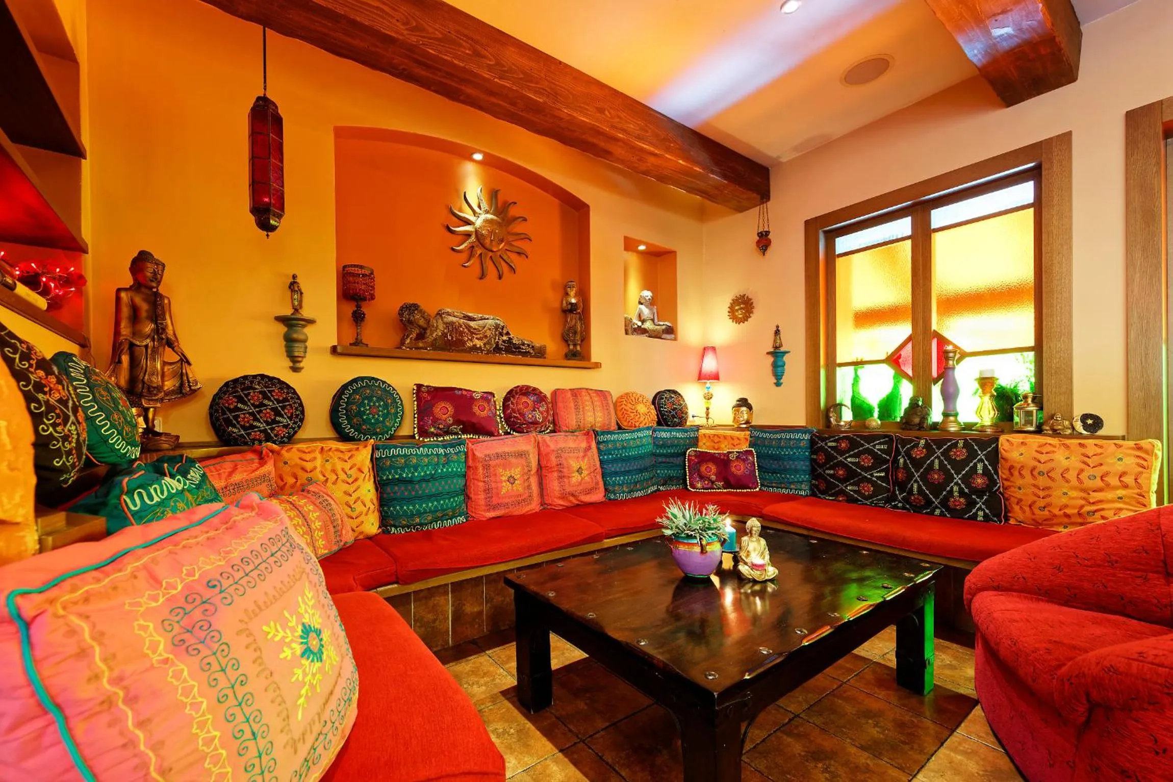 Restaurant/places to eat in Hotel Max Inn