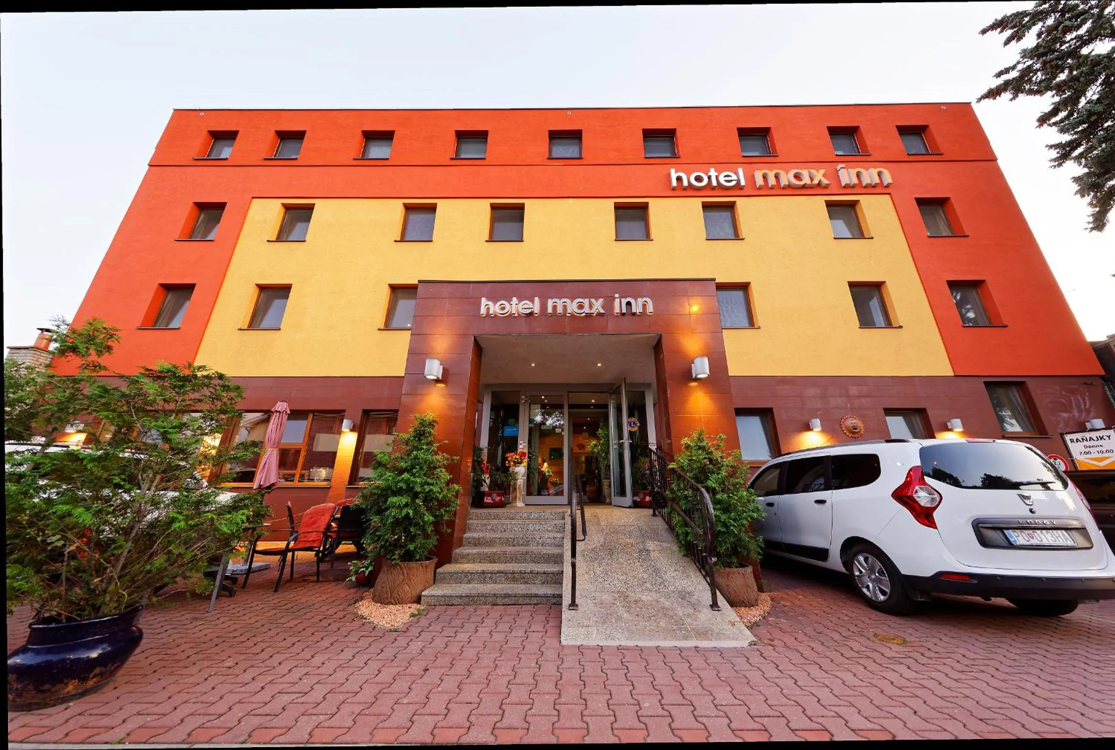 Property building in Hotel Max Inn