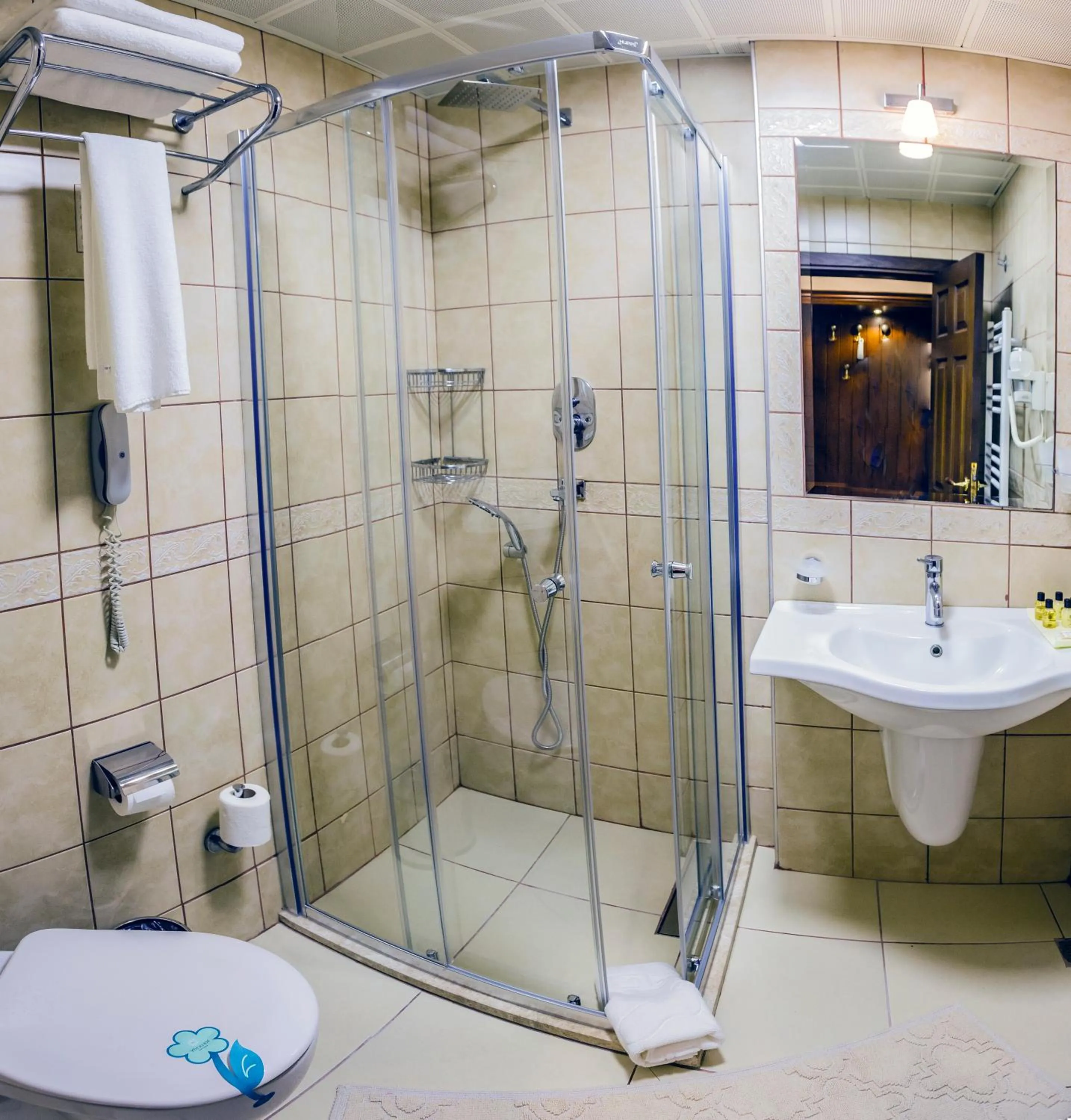 Bathroom in Yucelen Hotel