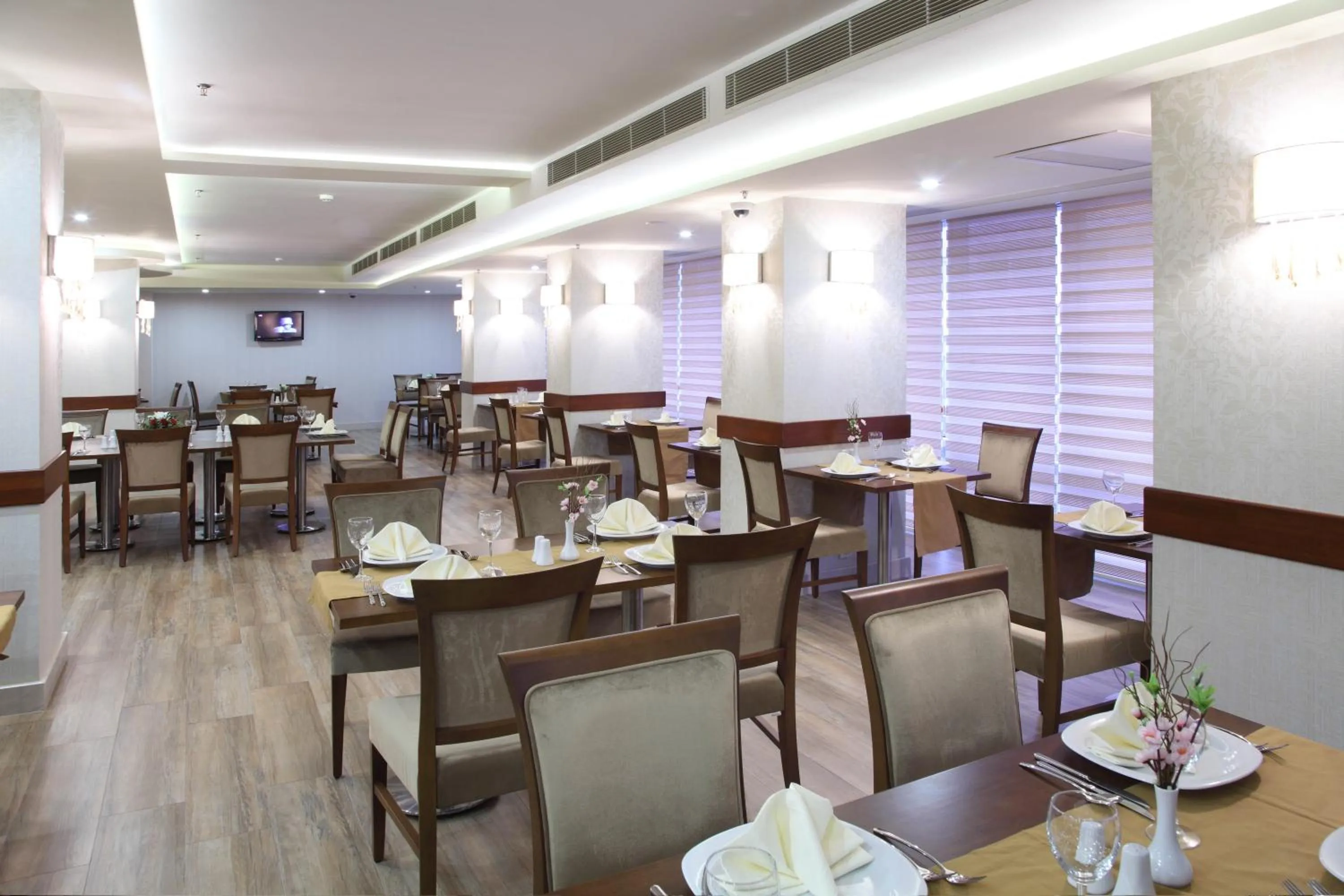 Restaurant/places to eat in Hotel Senbayrak City