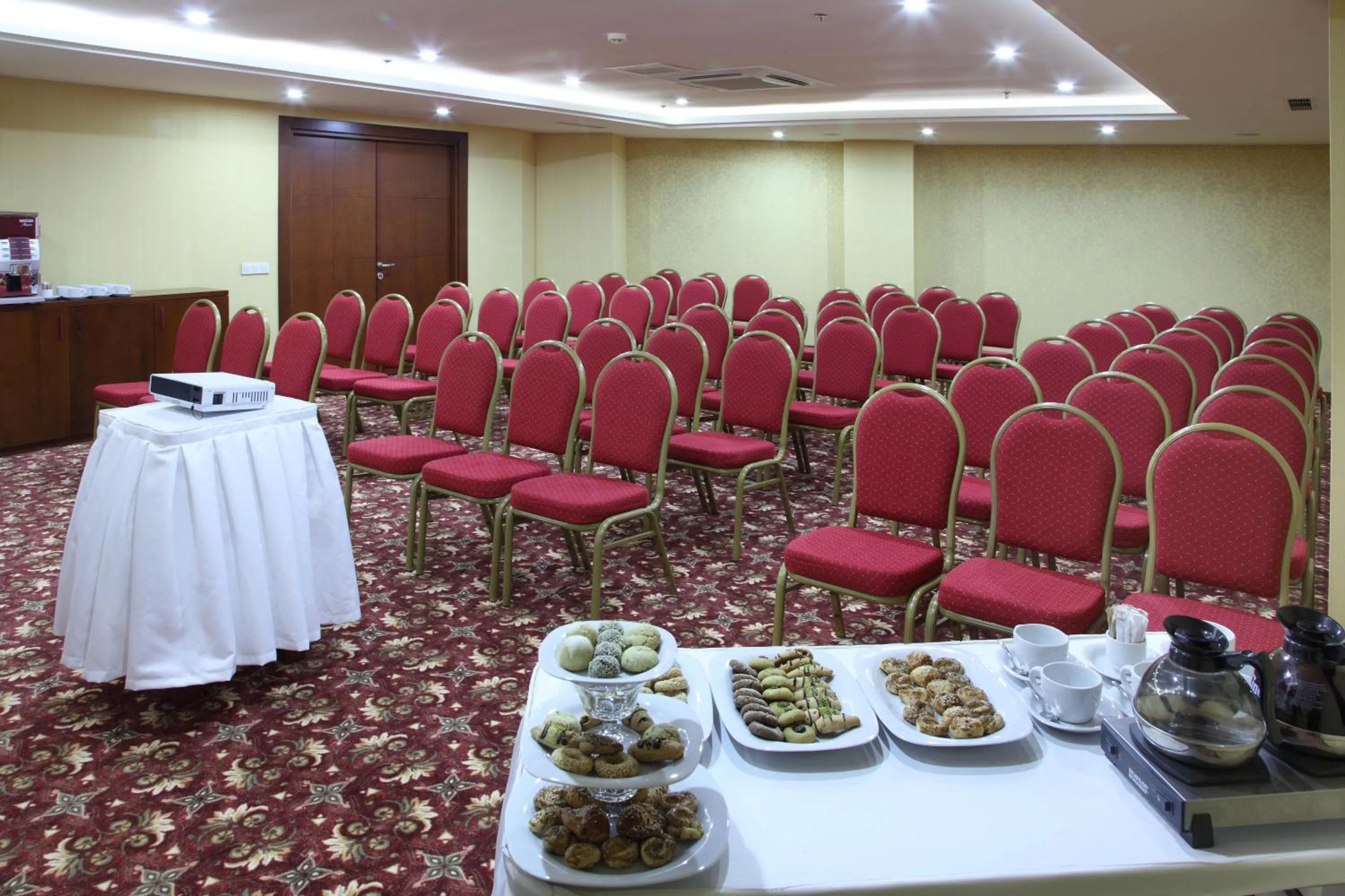 Business facilities in Hotel Senbayrak City
