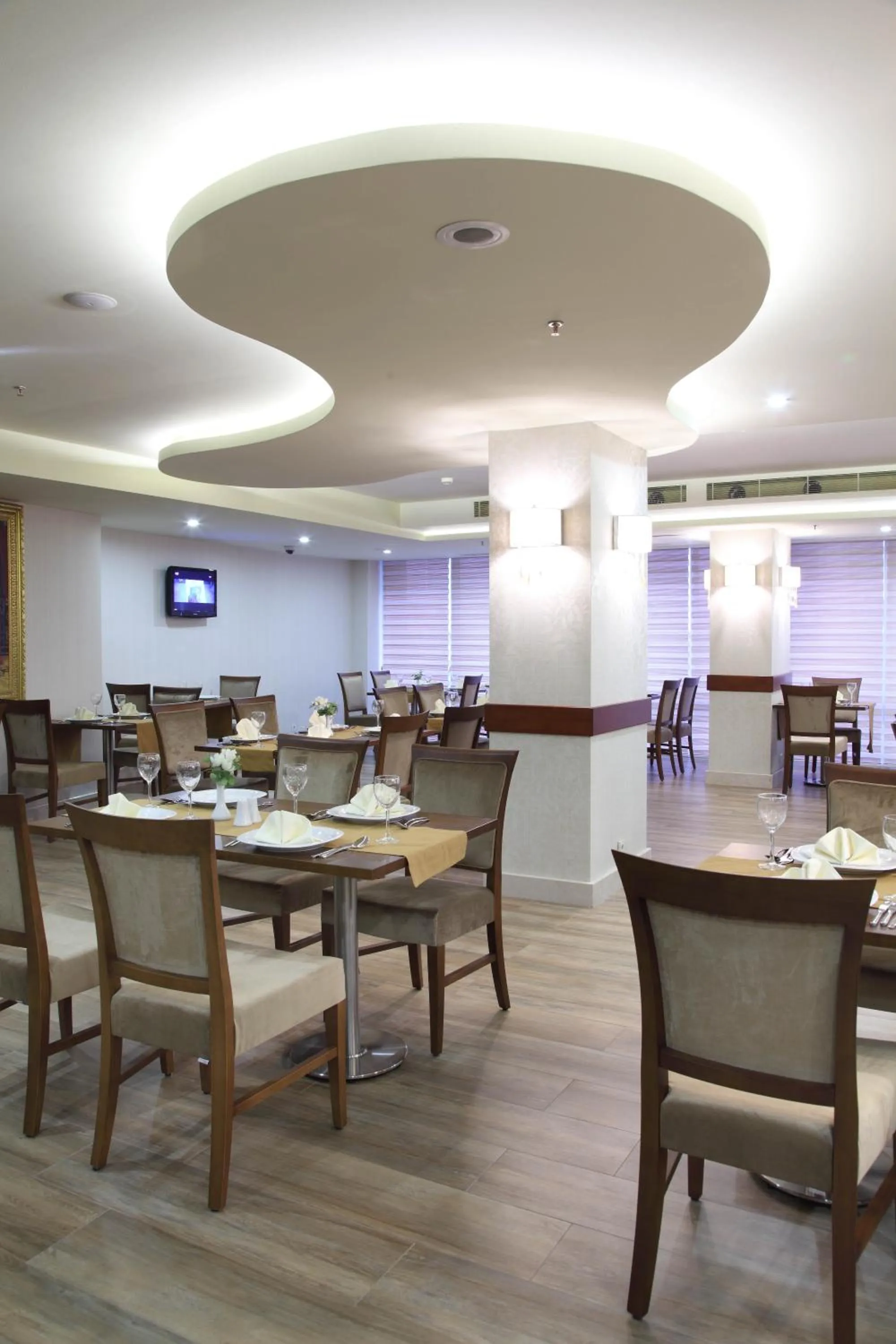 Restaurant/places to eat in Hotel Senbayrak City