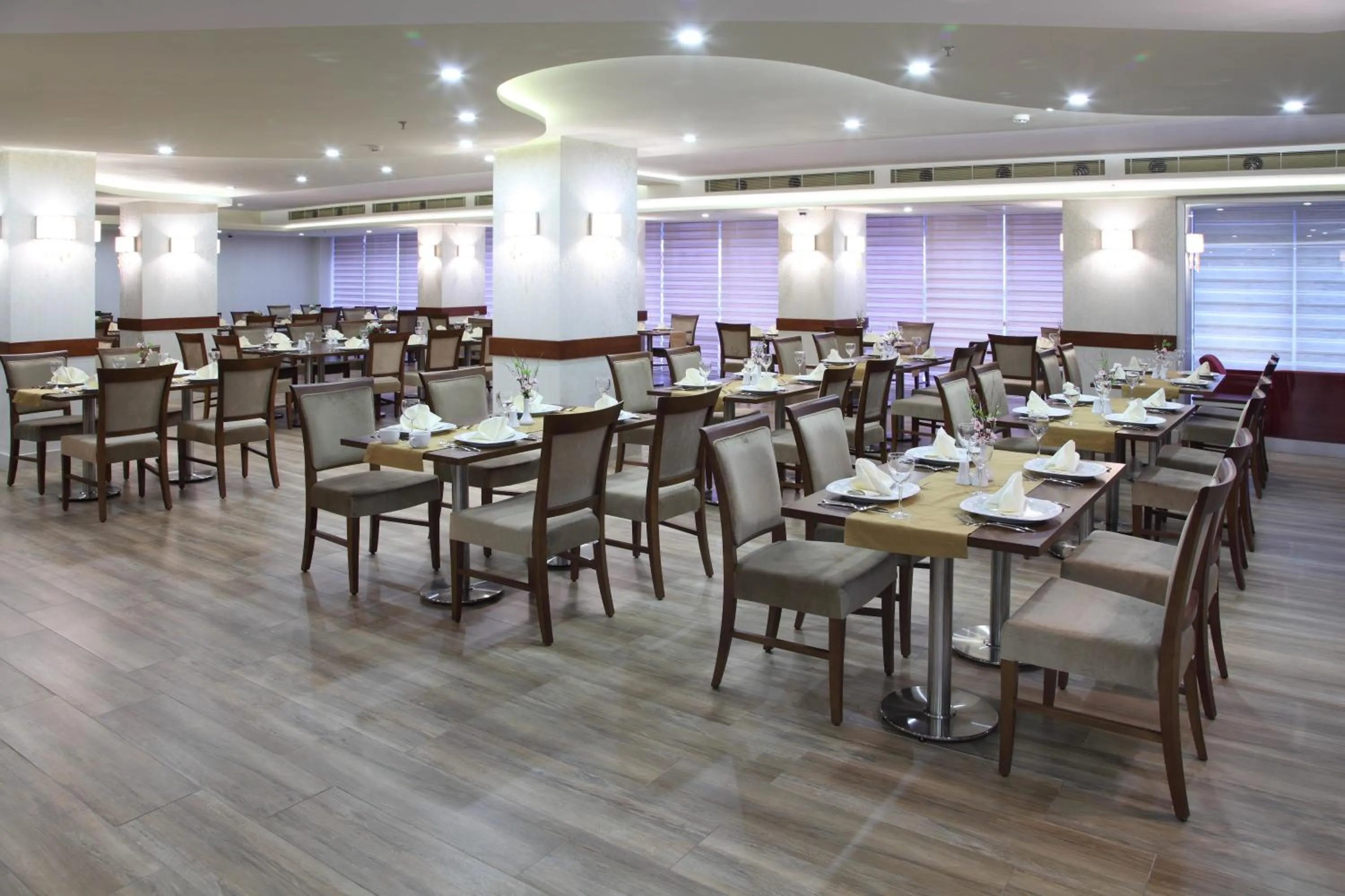 Restaurant/places to eat in Hotel Senbayrak City