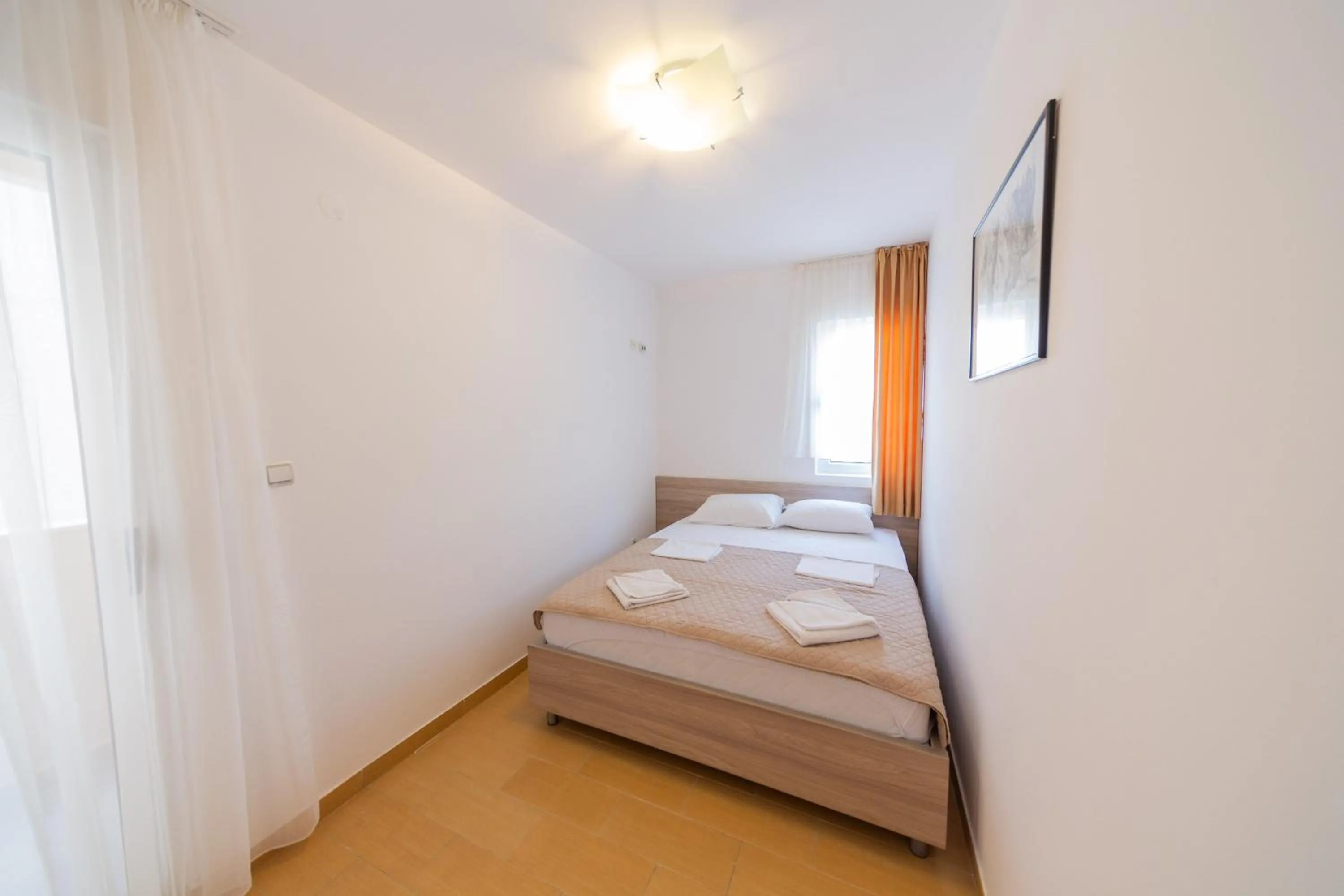 Text overlay, Bed in Azzuro apartments Budva