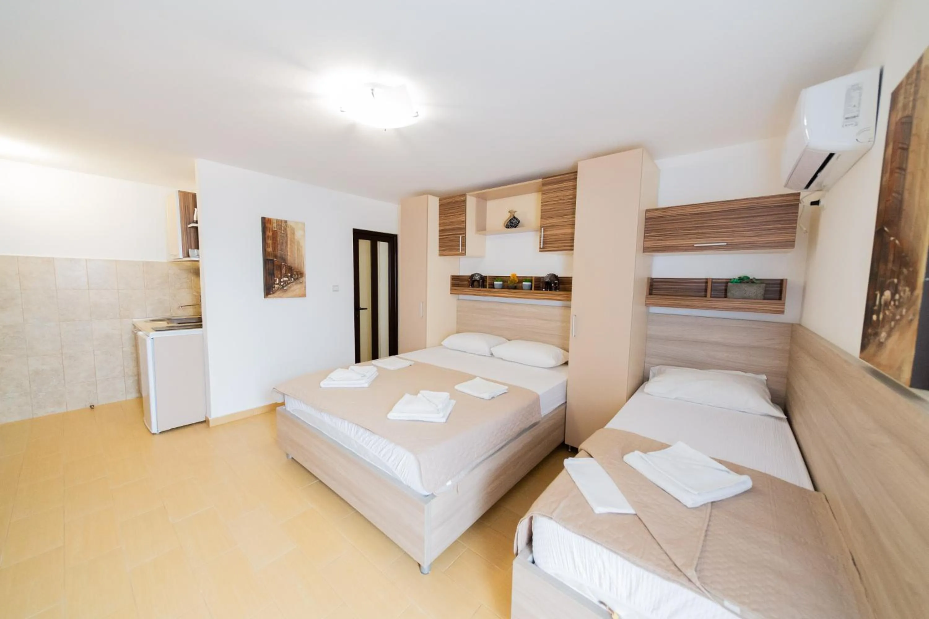 Text overlay, Bed in Azzuro apartments Budva