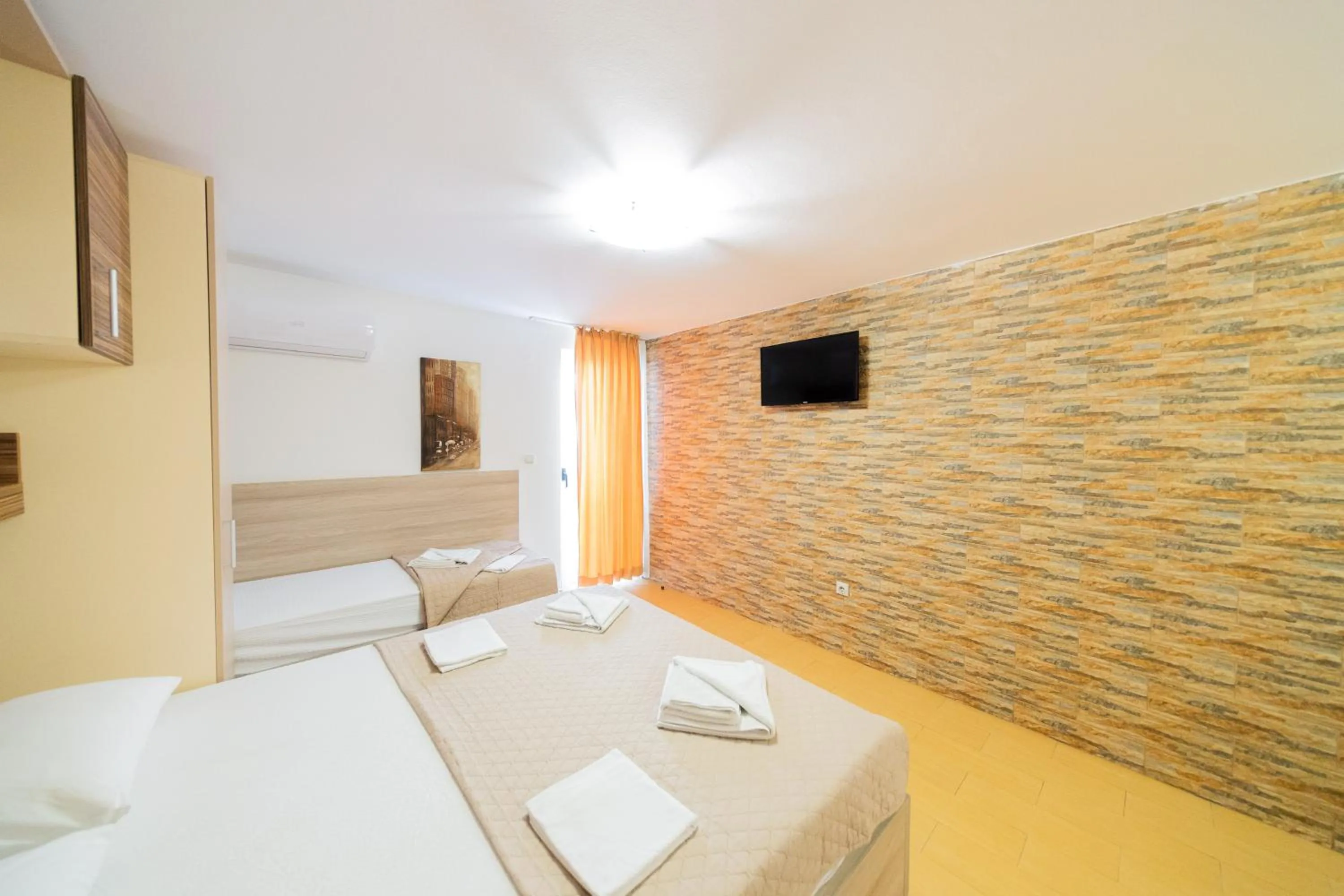 Text overlay, Bed in Azzuro apartments Budva