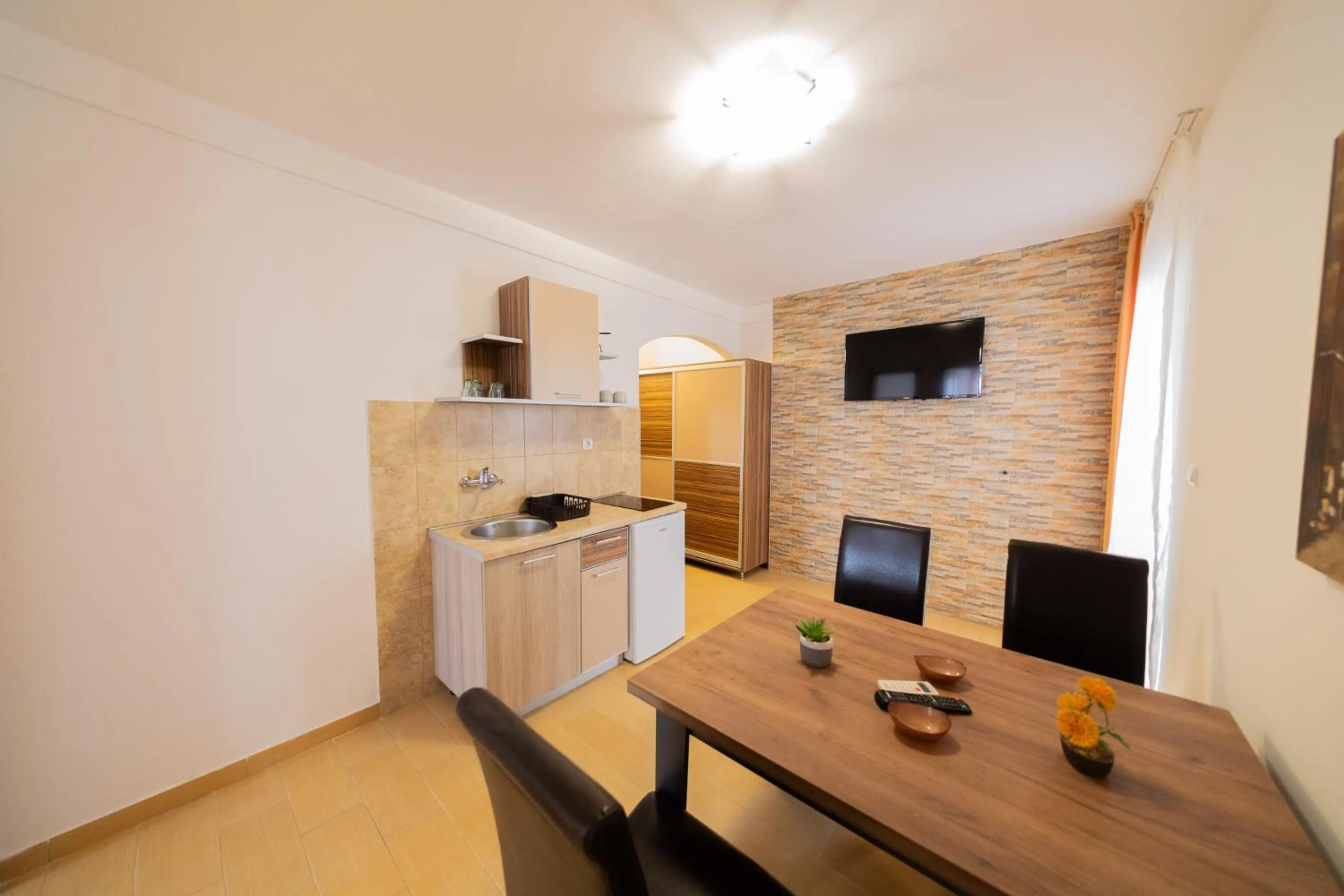 Dining area in Azzuro apartments Budva