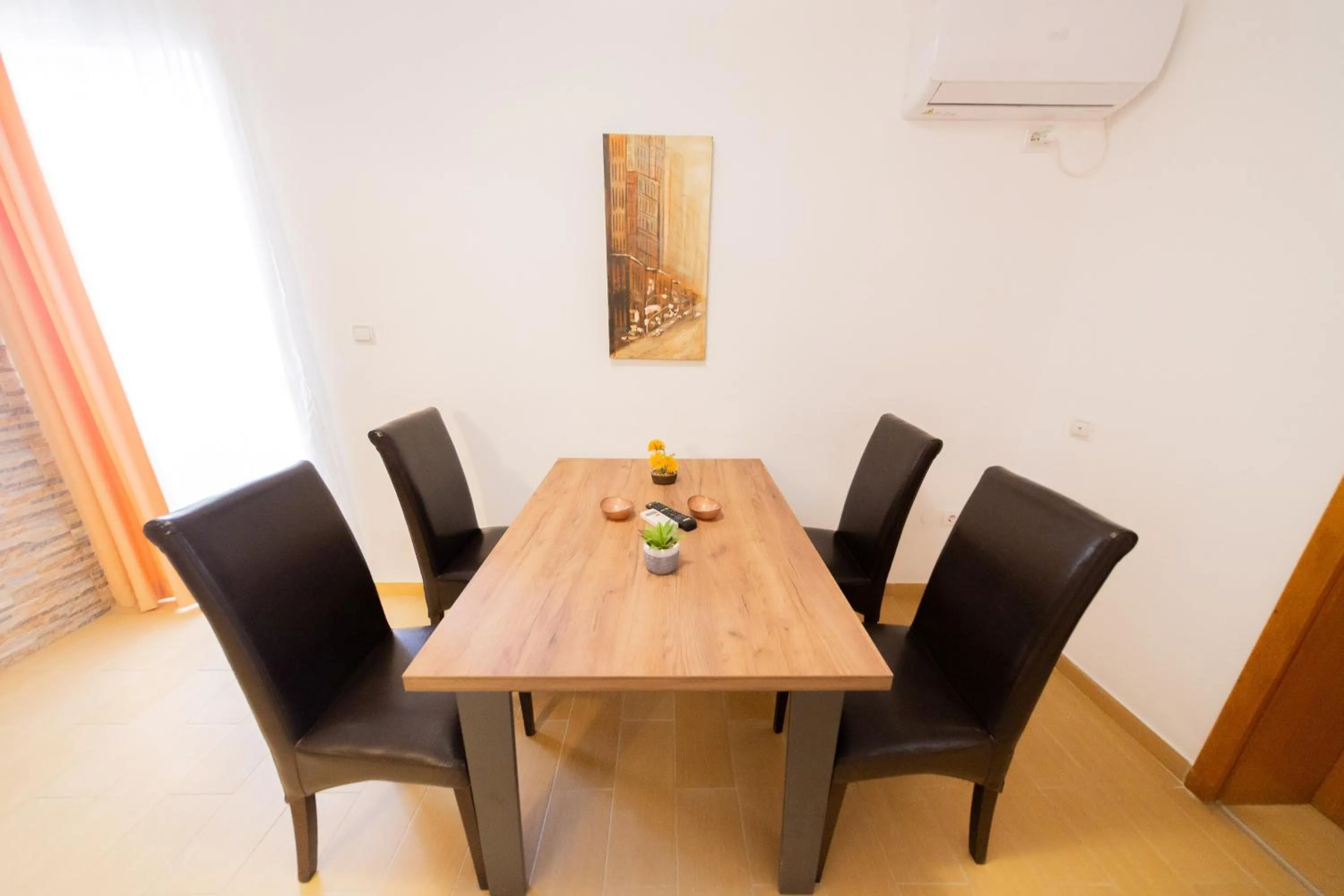 Dining area in Azzuro apartments Budva