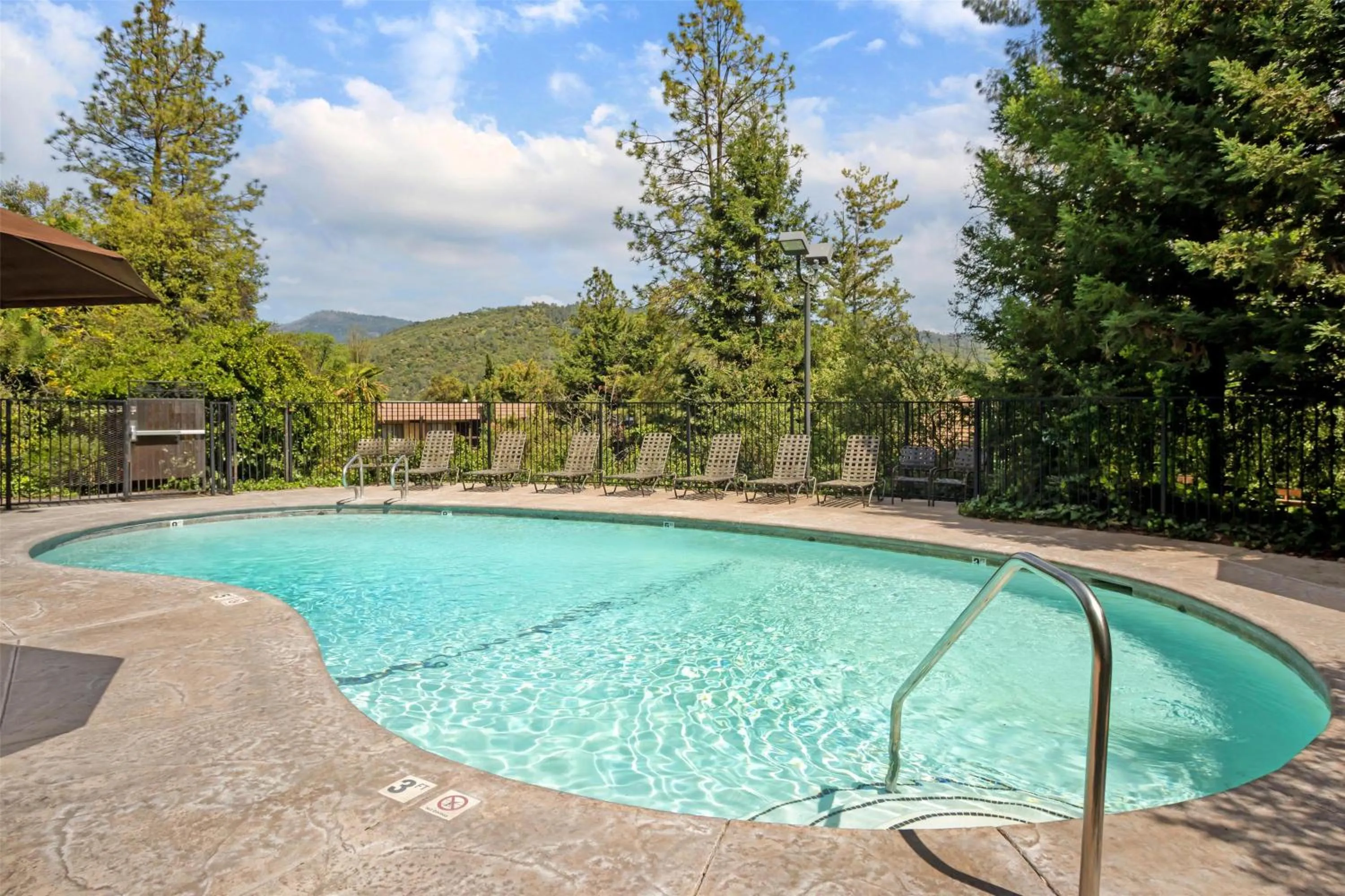 Pool view in Best Western Plus Yosemite Gateway Inn